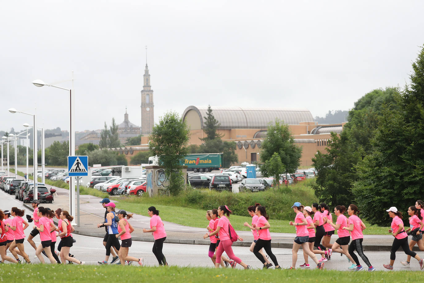 Una enorme marea rosa compuesta por unas 4.500 personas ha inundado este domingo Gijón. La Carrera de la Mujer, organizada por Central Lechera Asturiana, ha regresado a la ciudad en una jornada festiva, reivindicativa y solidaria. Las corredoras han completado los 5 kilómetros con salida en la Avenida Albert Einstein y meta en Las Mestas, y después se han sumado al festival de aeróbic y fitness de una hora. Justo antes de la salida se ha homenajeado a la alpinista local Rosa Fernández por ser un gran ejemplo para todas las deportistas asturianas. La vencedora ha sido Irene Rivero Miras, del AD Gijón Atletismo, que ha completado la prueba en 21'06. Algunas han ido corriendo y otras caminando, pero todas tenían algo en común: las luchas sociales. 