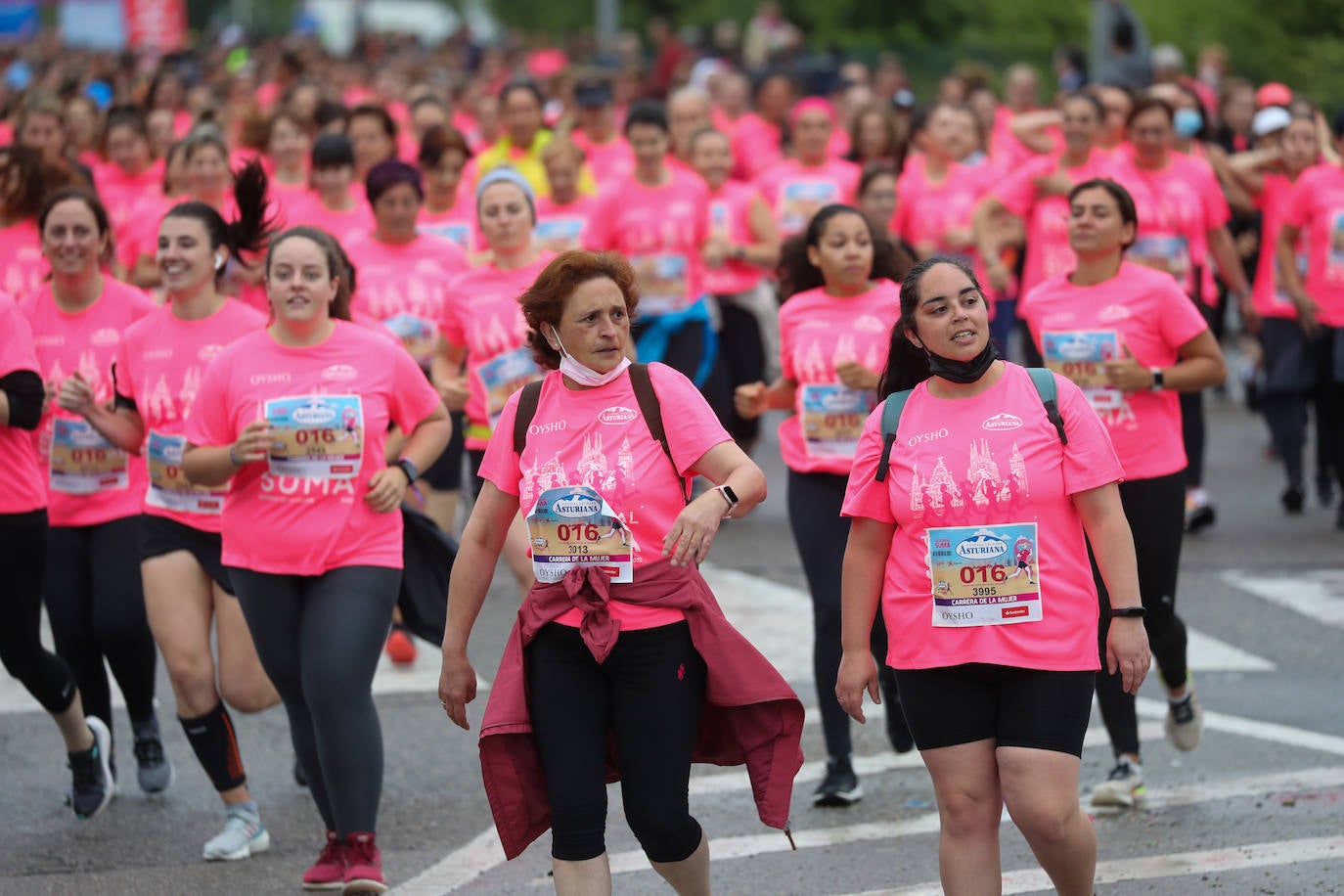 Una enorme marea rosa compuesta por unas 4.500 personas ha inundado este domingo Gijón. La Carrera de la Mujer, organizada por Central Lechera Asturiana, ha regresado a la ciudad en una jornada festiva, reivindicativa y solidaria. Las corredoras han completado los 5 kilómetros con salida en la Avenida Albert Einstein y meta en Las Mestas, y después se han sumado al festival de aeróbic y fitness de una hora. Justo antes de la salida se ha homenajeado a la alpinista local Rosa Fernández por ser un gran ejemplo para todas las deportistas asturianas. La vencedora ha sido Irene Rivero Miras, del AD Gijón Atletismo, que ha completado la prueba en 21'06. Algunas han ido corriendo y otras caminando, pero todas tenían algo en común: las luchas sociales. 