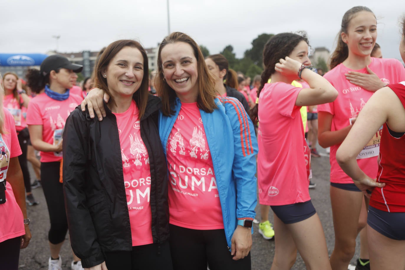 Una enorme marea rosa compuesta por unas 4.500 personas ha inundado este domingo Gijón. La Carrera de la Mujer, organizada por Central Lechera Asturiana, ha regresado a la ciudad en una jornada festiva, reivindicativa y solidaria. Las corredoras han completado los 5 kilómetros con salida en la Avenida Albert Einstein y meta en Las Mestas, y después se han sumado al festival de aeróbic y fitness de una hora. Justo antes de la salida se ha homenajeado a la alpinista local Rosa Fernández por ser un gran ejemplo para todas las deportistas asturianas. La vencedora ha sido Irene Rivero Miras, del AD Gijón Atletismo, que ha completado la prueba en 21'06. Algunas han ido corriendo y otras caminando, pero todas tenían algo en común: las luchas sociales. 