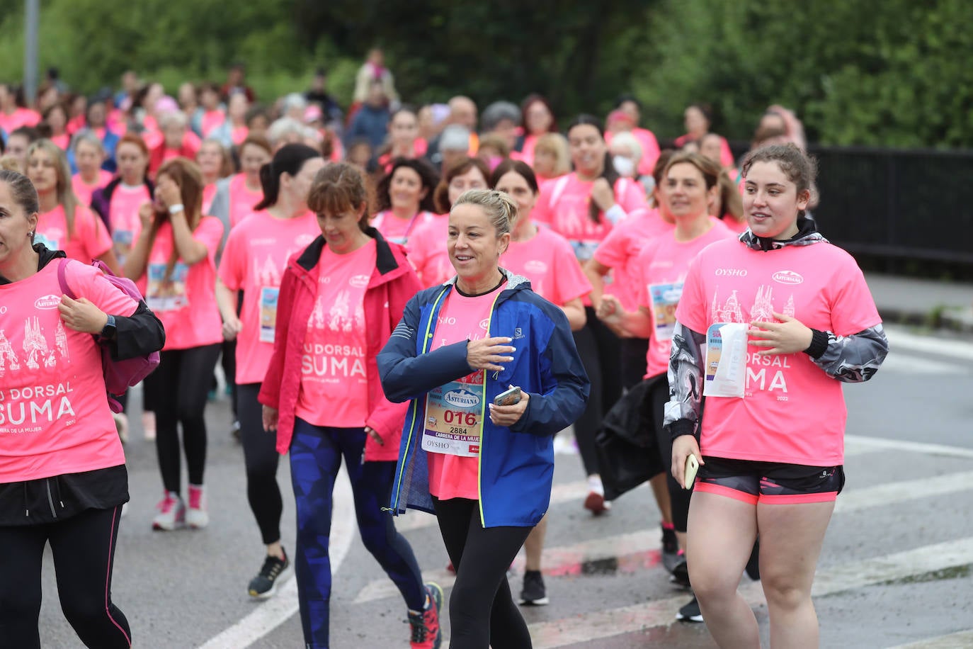 Una enorme marea rosa compuesta por unas 4.500 personas ha inundado este domingo Gijón. La Carrera de la Mujer, organizada por Central Lechera Asturiana, ha regresado a la ciudad en una jornada festiva, reivindicativa y solidaria. Las corredoras han completado los 5 kilómetros con salida en la Avenida Albert Einstein y meta en Las Mestas, y después se han sumado al festival de aeróbic y fitness de una hora. Justo antes de la salida se ha homenajeado a la alpinista local Rosa Fernández por ser un gran ejemplo para todas las deportistas asturianas. La vencedora ha sido Irene Rivero Miras, del AD Gijón Atletismo, que ha completado la prueba en 21'06. Algunas han ido corriendo y otras caminando, pero todas tenían algo en común: las luchas sociales. 