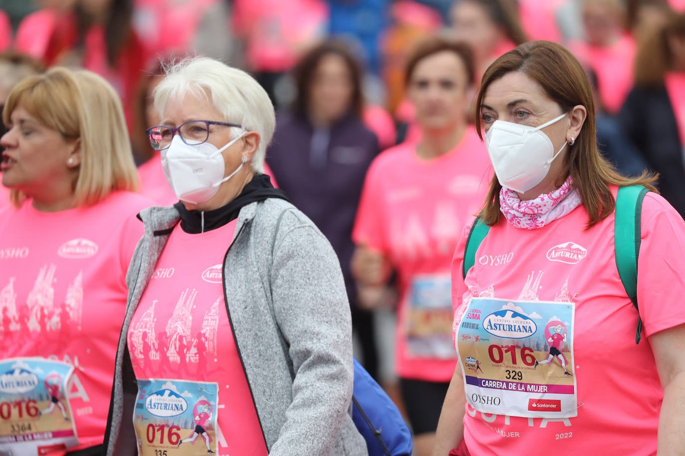 Una enorme marea rosa compuesta por unas 4.500 personas ha inundado este domingo Gijón. La Carrera de la Mujer, organizada por Central Lechera Asturiana, ha regresado a la ciudad en una jornada festiva, reivindicativa y solidaria. Las corredoras han completado los 5 kilómetros con salida en la Avenida Albert Einstein y meta en Las Mestas, y después se han sumado al festival de aeróbic y fitness de una hora. Justo antes de la salida se ha homenajeado a la alpinista local Rosa Fernández por ser un gran ejemplo para todas las deportistas asturianas. La vencedora ha sido Irene Rivero Miras, del AD Gijón Atletismo, que ha completado la prueba en 21'06. Algunas han ido corriendo y otras caminando, pero todas tenían algo en común: las luchas sociales. 