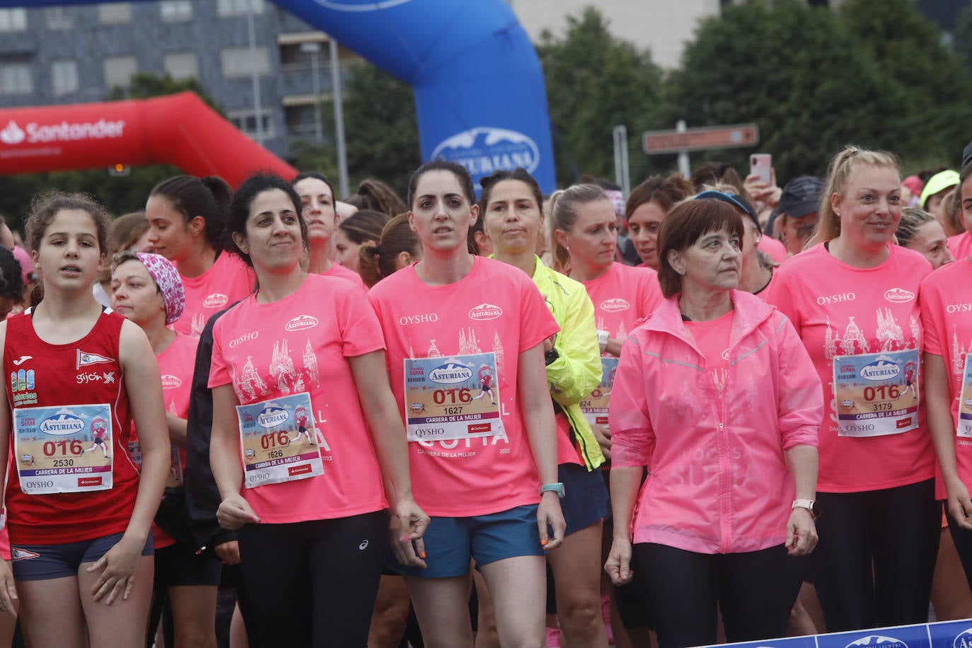 Una enorme marea rosa compuesta por unas 4.500 personas ha inundado este domingo Gijón. La Carrera de la Mujer, organizada por Central Lechera Asturiana, ha regresado a la ciudad en una jornada festiva, reivindicativa y solidaria. Las corredoras han completado los 5 kilómetros con salida en la Avenida Albert Einstein y meta en Las Mestas, y después se han sumado al festival de aeróbic y fitness de una hora. Justo antes de la salida se ha homenajeado a la alpinista local Rosa Fernández por ser un gran ejemplo para todas las deportistas asturianas. La vencedora ha sido Irene Rivero Miras, del AD Gijón Atletismo, que ha completado la prueba en 21'06. Algunas han ido corriendo y otras caminando, pero todas tenían algo en común: las luchas sociales. 