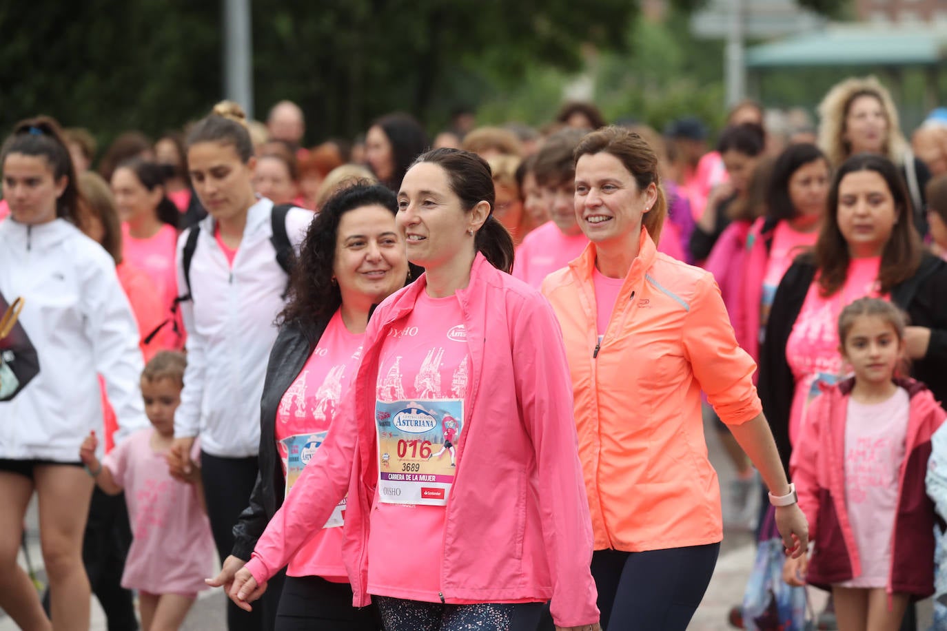 Una enorme marea rosa compuesta por unas 4.500 personas ha inundado este domingo Gijón. La Carrera de la Mujer, organizada por Central Lechera Asturiana, ha regresado a la ciudad en una jornada festiva, reivindicativa y solidaria. Las corredoras han completado los 5 kilómetros con salida en la Avenida Albert Einstein y meta en Las Mestas, y después se han sumado al festival de aeróbic y fitness de una hora. Justo antes de la salida se ha homenajeado a la alpinista local Rosa Fernández por ser un gran ejemplo para todas las deportistas asturianas. La vencedora ha sido Irene Rivero Miras, del AD Gijón Atletismo, que ha completado la prueba en 21'06. Algunas han ido corriendo y otras caminando, pero todas tenían algo en común: las luchas sociales. 