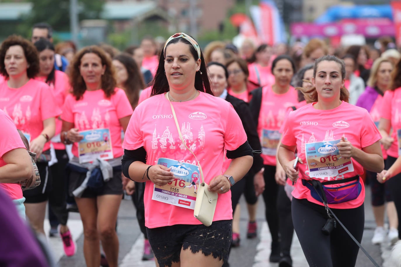 Una enorme marea rosa compuesta por unas 4.500 personas ha inundado este domingo Gijón. La Carrera de la Mujer, organizada por Central Lechera Asturiana, ha regresado a la ciudad en una jornada festiva, reivindicativa y solidaria. Las corredoras han completado los 5 kilómetros con salida en la Avenida Albert Einstein y meta en Las Mestas, y después se han sumado al festival de aeróbic y fitness de una hora. Justo antes de la salida se ha homenajeado a la alpinista local Rosa Fernández por ser un gran ejemplo para todas las deportistas asturianas. La vencedora ha sido Irene Rivero Miras, del AD Gijón Atletismo, que ha completado la prueba en 21'06. Algunas han ido corriendo y otras caminando, pero todas tenían algo en común: las luchas sociales. 