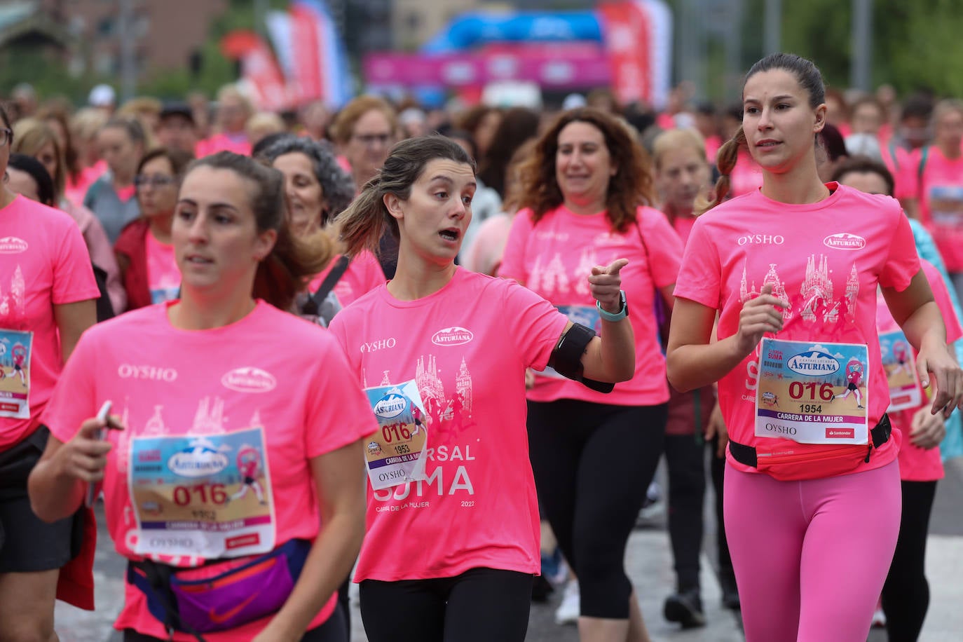 Una enorme marea rosa compuesta por unas 4.500 personas ha inundado este domingo Gijón. La Carrera de la Mujer, organizada por Central Lechera Asturiana, ha regresado a la ciudad en una jornada festiva, reivindicativa y solidaria. Las corredoras han completado los 5 kilómetros con salida en la Avenida Albert Einstein y meta en Las Mestas, y después se han sumado al festival de aeróbic y fitness de una hora. Justo antes de la salida se ha homenajeado a la alpinista local Rosa Fernández por ser un gran ejemplo para todas las deportistas asturianas. La vencedora ha sido Irene Rivero Miras, del AD Gijón Atletismo, que ha completado la prueba en 21'06. Algunas han ido corriendo y otras caminando, pero todas tenían algo en común: las luchas sociales. 