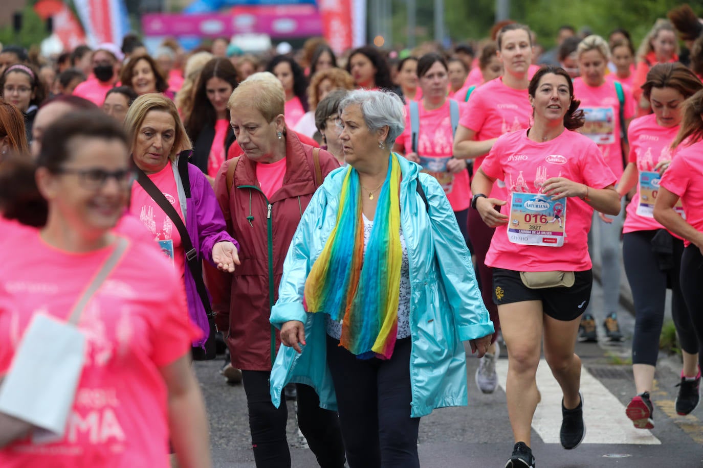 Una enorme marea rosa compuesta por unas 4.500 personas ha inundado este domingo Gijón. La Carrera de la Mujer, organizada por Central Lechera Asturiana, ha regresado a la ciudad en una jornada festiva, reivindicativa y solidaria. Las corredoras han completado los 5 kilómetros con salida en la Avenida Albert Einstein y meta en Las Mestas, y después se han sumado al festival de aeróbic y fitness de una hora. Justo antes de la salida se ha homenajeado a la alpinista local Rosa Fernández por ser un gran ejemplo para todas las deportistas asturianas. La vencedora ha sido Irene Rivero Miras, del AD Gijón Atletismo, que ha completado la prueba en 21'06. Algunas han ido corriendo y otras caminando, pero todas tenían algo en común: las luchas sociales. 