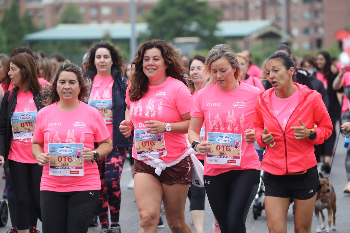 Una enorme marea rosa compuesta por unas 4.500 personas ha inundado este domingo Gijón. La Carrera de la Mujer, organizada por Central Lechera Asturiana, ha regresado a la ciudad en una jornada festiva, reivindicativa y solidaria. Las corredoras han completado los 5 kilómetros con salida en la Avenida Albert Einstein y meta en Las Mestas, y después se han sumado al festival de aeróbic y fitness de una hora. Justo antes de la salida se ha homenajeado a la alpinista local Rosa Fernández por ser un gran ejemplo para todas las deportistas asturianas. La vencedora ha sido Irene Rivero Miras, del AD Gijón Atletismo, que ha completado la prueba en 21'06. Algunas han ido corriendo y otras caminando, pero todas tenían algo en común: las luchas sociales. 