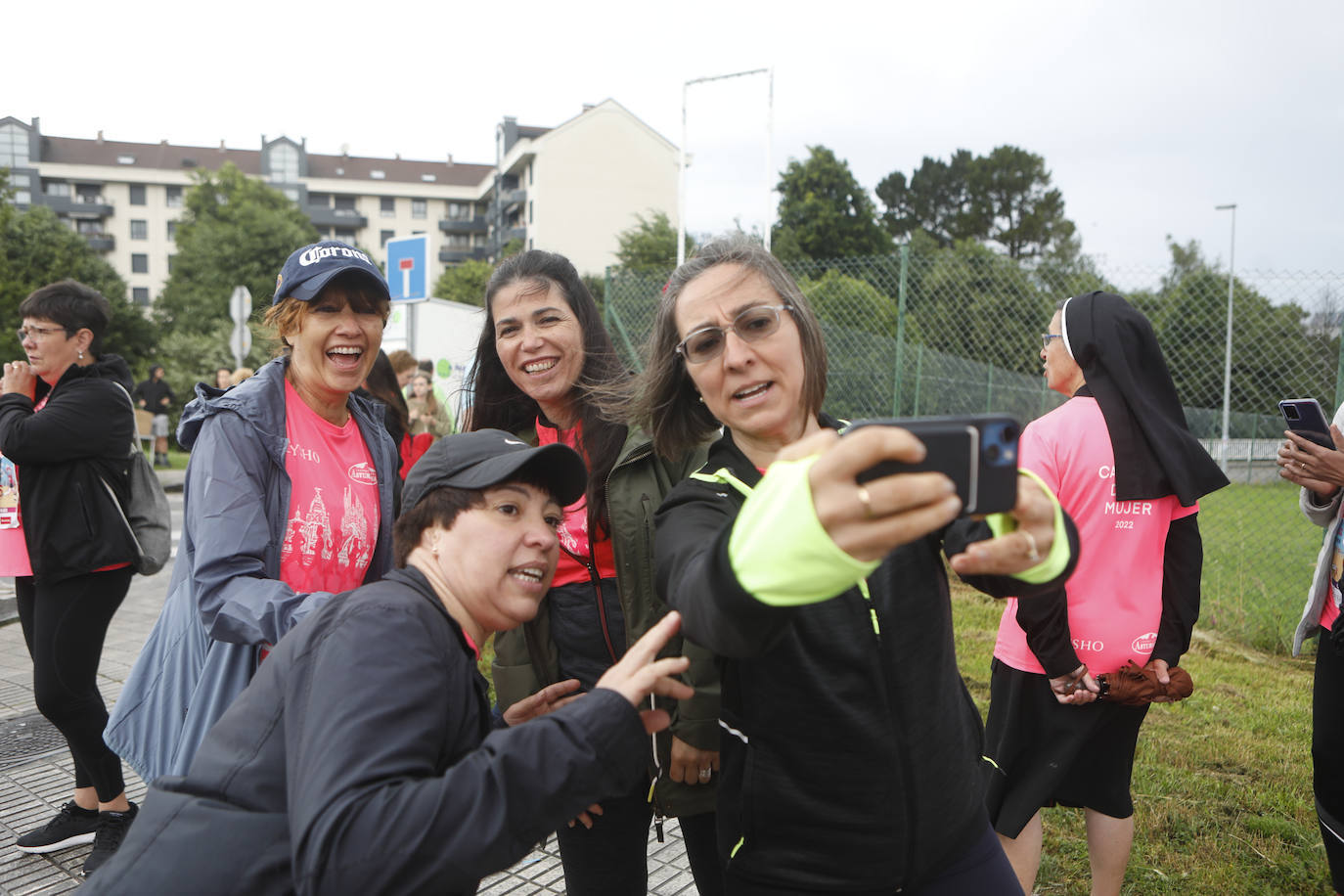 Una enorme marea rosa compuesta por unas 4.500 personas ha inundado este domingo Gijón. La Carrera de la Mujer, organizada por Central Lechera Asturiana, ha regresado a la ciudad en una jornada festiva, reivindicativa y solidaria. Las corredoras han completado los 5 kilómetros con salida en la Avenida Albert Einstein y meta en Las Mestas, y después se han sumado al festival de aeróbic y fitness de una hora. Justo antes de la salida se ha homenajeado a la alpinista local Rosa Fernández por ser un gran ejemplo para todas las deportistas asturianas. La vencedora ha sido Irene Rivero Miras, del AD Gijón Atletismo, que ha completado la prueba en 21'06. Algunas han ido corriendo y otras caminando, pero todas tenían algo en común: las luchas sociales. 