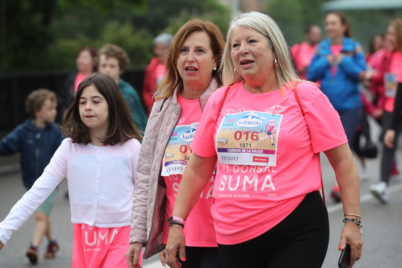 Una enorme marea rosa compuesta por unas 4.500 personas ha inundado este domingo Gijón. La Carrera de la Mujer, organizada por Central Lechera Asturiana, ha regresado a la ciudad en una jornada festiva, reivindicativa y solidaria. Las corredoras han completado los 5 kilómetros con salida en la Avenida Albert Einstein y meta en Las Mestas, y después se han sumado al festival de aeróbic y fitness de una hora. Justo antes de la salida se ha homenajeado a la alpinista local Rosa Fernández por ser un gran ejemplo para todas las deportistas asturianas. La vencedora ha sido Irene Rivero Miras, del AD Gijón Atletismo, que ha completado la prueba en 21'06. Algunas han ido corriendo y otras caminando, pero todas tenían algo en común: las luchas sociales. 