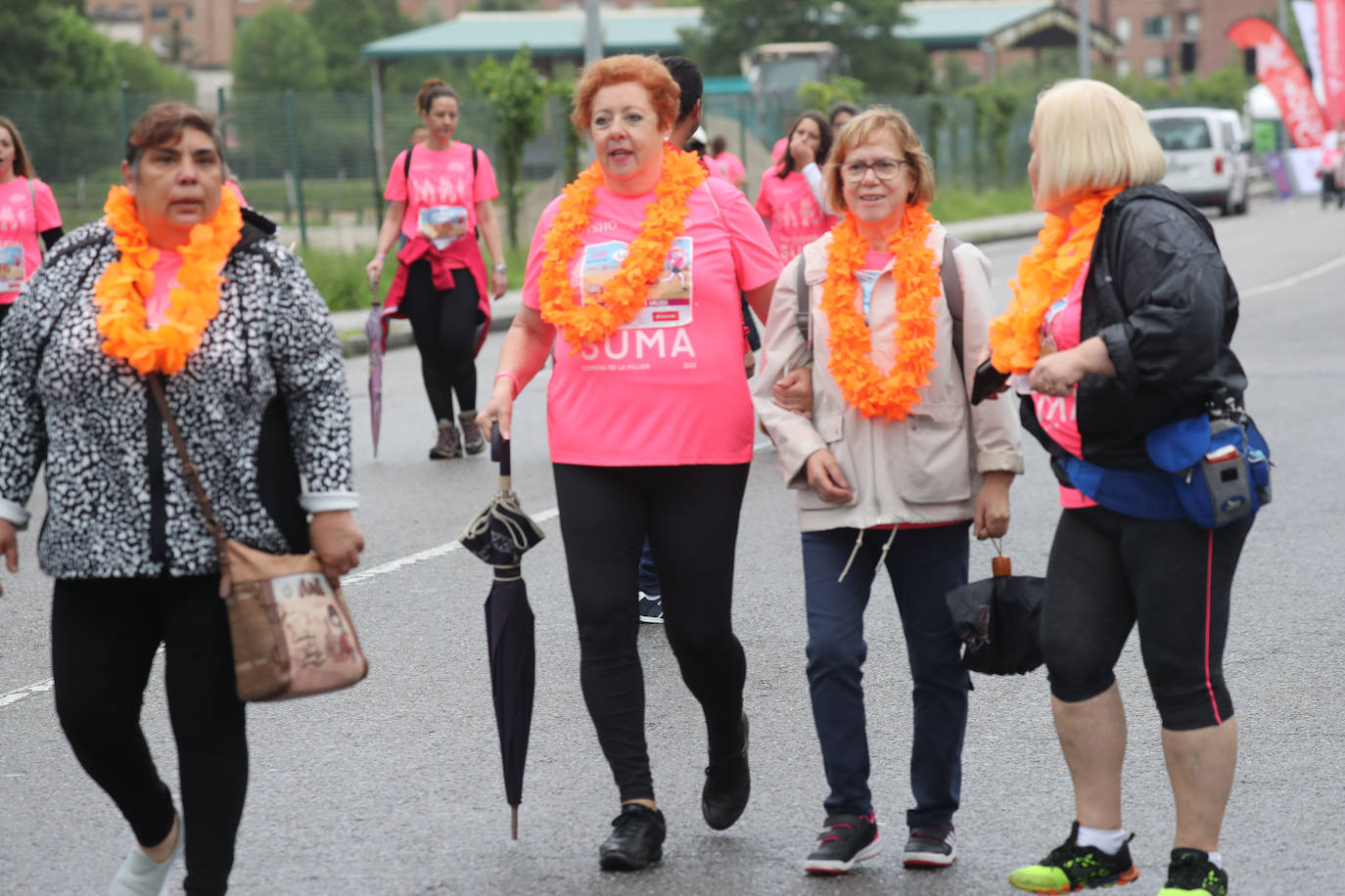 Una enorme marea rosa compuesta por unas 4.500 personas ha inundado este domingo Gijón. La Carrera de la Mujer, organizada por Central Lechera Asturiana, ha regresado a la ciudad en una jornada festiva, reivindicativa y solidaria. Las corredoras han completado los 5 kilómetros con salida en la Avenida Albert Einstein y meta en Las Mestas, y después se han sumado al festival de aeróbic y fitness de una hora. Justo antes de la salida se ha homenajeado a la alpinista local Rosa Fernández por ser un gran ejemplo para todas las deportistas asturianas. La vencedora ha sido Irene Rivero Miras, del AD Gijón Atletismo, que ha completado la prueba en 21'06. Algunas han ido corriendo y otras caminando, pero todas tenían algo en común: las luchas sociales. 