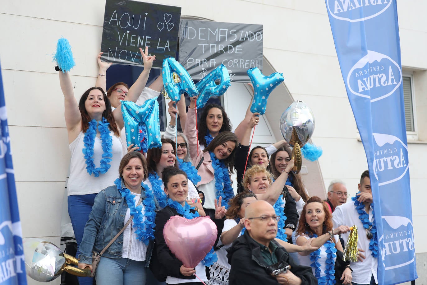 Una enorme marea rosa compuesta por unas 4.500 personas ha inundado este domingo Gijón. La Carrera de la Mujer, organizada por Central Lechera Asturiana, ha regresado a la ciudad en una jornada festiva, reivindicativa y solidaria. Las corredoras han completado los 5 kilómetros con salida en la Avenida Albert Einstein y meta en Las Mestas, y después se han sumado al festival de aeróbic y fitness de una hora. Justo antes de la salida se ha homenajeado a la alpinista local Rosa Fernández por ser un gran ejemplo para todas las deportistas asturianas. La vencedora ha sido Irene Rivero Miras, del AD Gijón Atletismo, que ha completado la prueba en 21'06. Algunas han ido corriendo y otras caminando, pero todas tenían algo en común: las luchas sociales. 