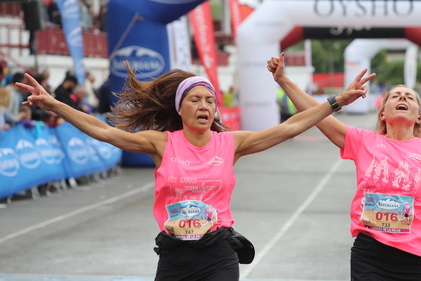 Una enorme marea rosa compuesta por unas 4.500 personas ha inundado este domingo Gijón. La Carrera de la Mujer, organizada por Central Lechera Asturiana, ha regresado a la ciudad en una jornada festiva, reivindicativa y solidaria. Las corredoras han completado los 5 kilómetros con salida en la Avenida Albert Einstein y meta en Las Mestas, y después se han sumado al festival de aeróbic y fitness de una hora. Justo antes de la salida se ha homenajeado a la alpinista local Rosa Fernández por ser un gran ejemplo para todas las deportistas asturianas. La vencedora ha sido Irene Rivero Miras, del AD Gijón Atletismo, que ha completado la prueba en 21'06. Algunas han ido corriendo y otras caminando, pero todas tenían algo en común: las luchas sociales. 