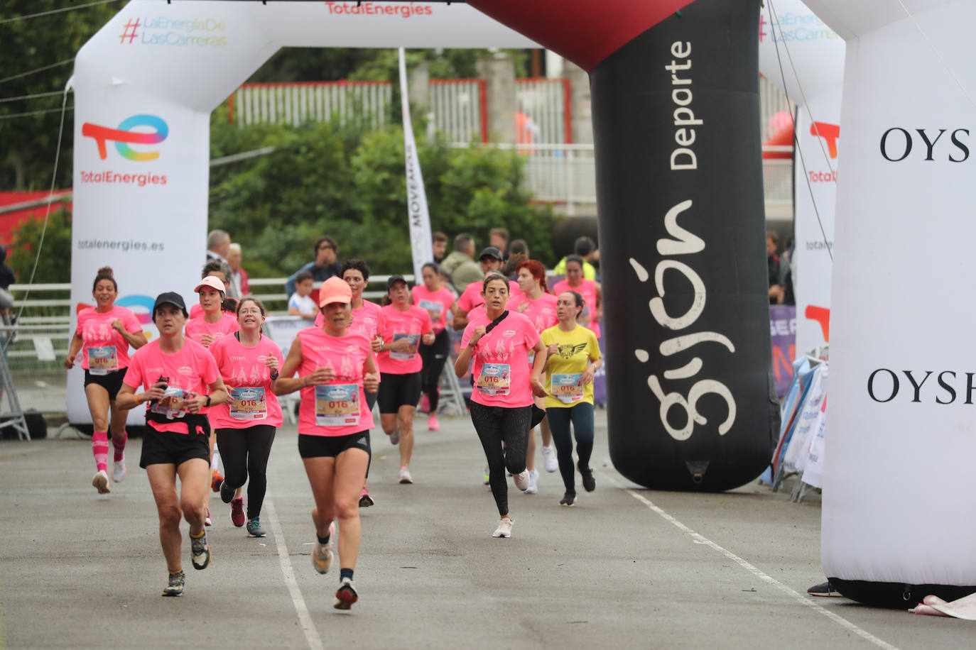 Una enorme marea rosa compuesta por unas 4.500 personas ha inundado este domingo Gijón. La Carrera de la Mujer, organizada por Central Lechera Asturiana, ha regresado a la ciudad en una jornada festiva, reivindicativa y solidaria. Las corredoras han completado los 5 kilómetros con salida en la Avenida Albert Einstein y meta en Las Mestas, y después se han sumado al festival de aeróbic y fitness de una hora. Justo antes de la salida se ha homenajeado a la alpinista local Rosa Fernández por ser un gran ejemplo para todas las deportistas asturianas. La vencedora ha sido Irene Rivero Miras, del AD Gijón Atletismo, que ha completado la prueba en 21'06. Algunas han ido corriendo y otras caminando, pero todas tenían algo en común: las luchas sociales. 