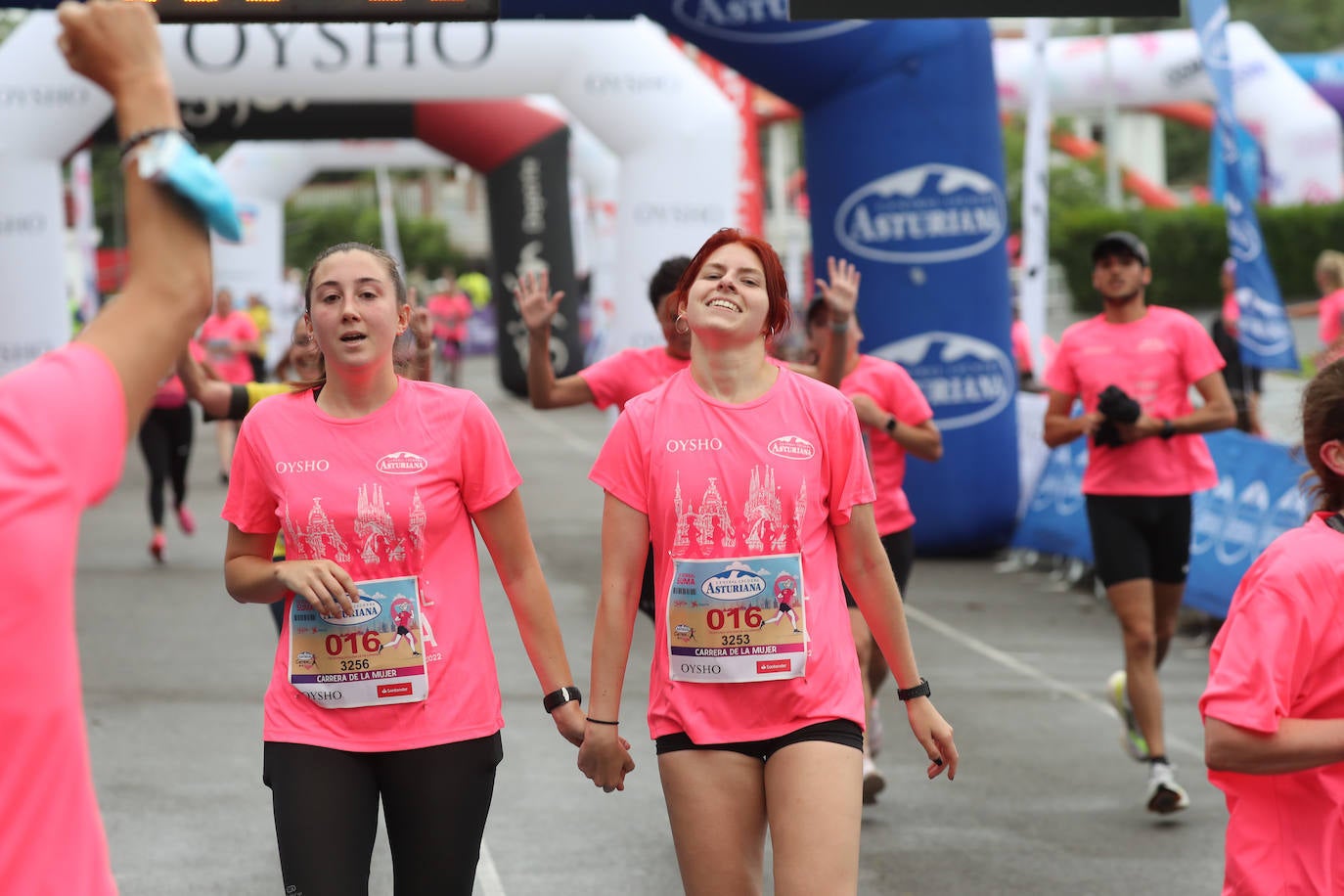 Una enorme marea rosa compuesta por unas 4.500 personas ha inundado este domingo Gijón. La Carrera de la Mujer, organizada por Central Lechera Asturiana, ha regresado a la ciudad en una jornada festiva, reivindicativa y solidaria. Las corredoras han completado los 5 kilómetros con salida en la Avenida Albert Einstein y meta en Las Mestas, y después se han sumado al festival de aeróbic y fitness de una hora. Justo antes de la salida se ha homenajeado a la alpinista local Rosa Fernández por ser un gran ejemplo para todas las deportistas asturianas. La vencedora ha sido Irene Rivero Miras, del AD Gijón Atletismo, que ha completado la prueba en 21'06. Algunas han ido corriendo y otras caminando, pero todas tenían algo en común: las luchas sociales. 