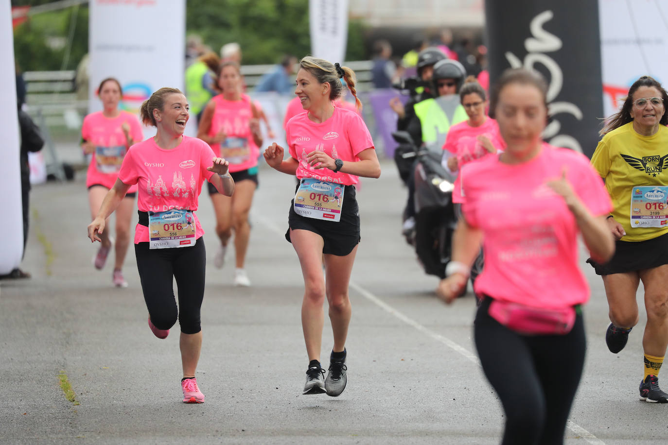 Una enorme marea rosa compuesta por unas 4.500 personas ha inundado este domingo Gijón. La Carrera de la Mujer, organizada por Central Lechera Asturiana, ha regresado a la ciudad en una jornada festiva, reivindicativa y solidaria. Las corredoras han completado los 5 kilómetros con salida en la Avenida Albert Einstein y meta en Las Mestas, y después se han sumado al festival de aeróbic y fitness de una hora. Justo antes de la salida se ha homenajeado a la alpinista local Rosa Fernández por ser un gran ejemplo para todas las deportistas asturianas. La vencedora ha sido Irene Rivero Miras, del AD Gijón Atletismo, que ha completado la prueba en 21'06. Algunas han ido corriendo y otras caminando, pero todas tenían algo en común: las luchas sociales. 