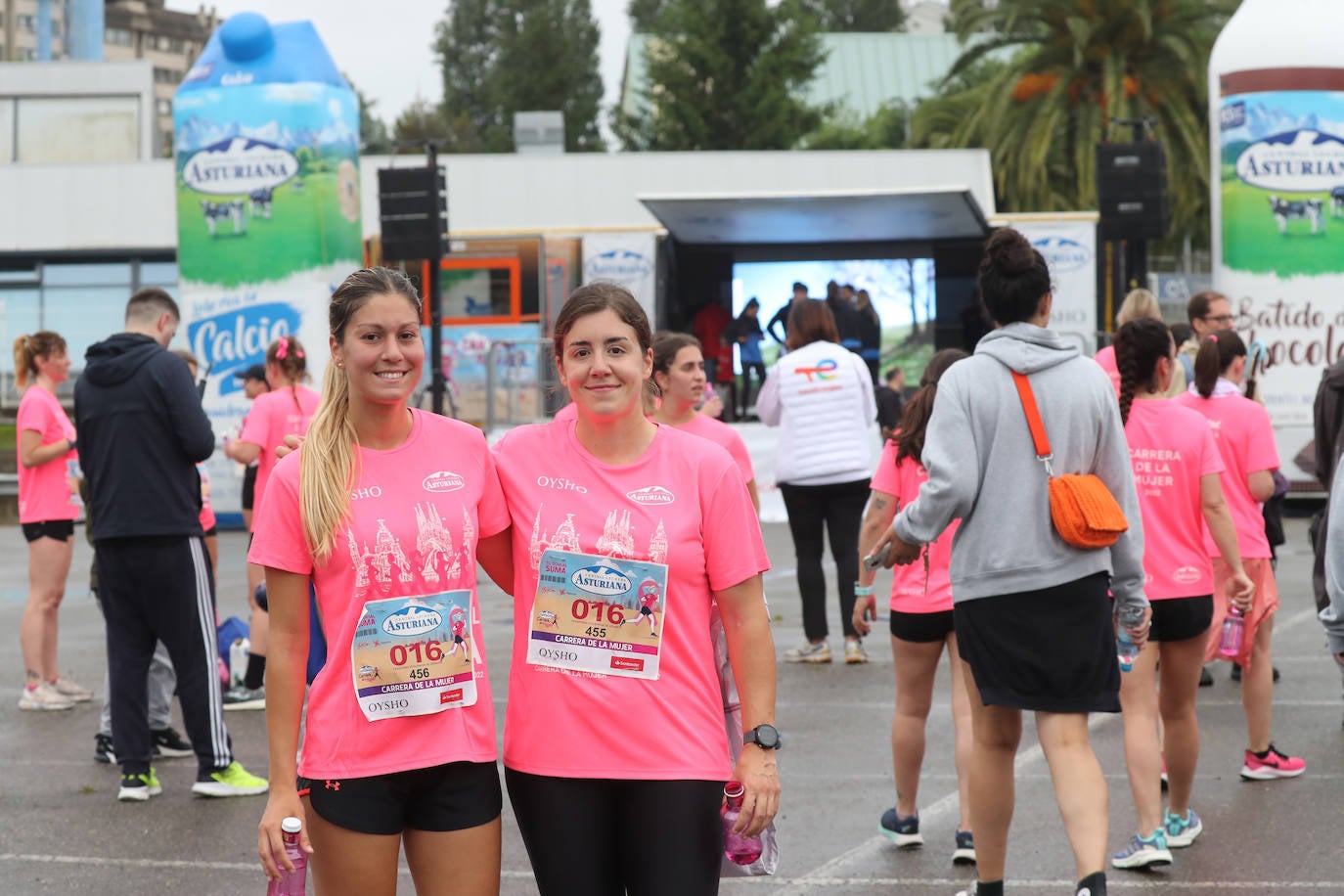 Una enorme marea rosa compuesta por unas 4.500 personas ha inundado este domingo Gijón. La Carrera de la Mujer, organizada por Central Lechera Asturiana, ha regresado a la ciudad en una jornada festiva, reivindicativa y solidaria. Las corredoras han completado los 5 kilómetros con salida en la Avenida Albert Einstein y meta en Las Mestas, y después se han sumado al festival de aeróbic y fitness de una hora. Justo antes de la salida se ha homenajeado a la alpinista local Rosa Fernández por ser un gran ejemplo para todas las deportistas asturianas. La vencedora ha sido Irene Rivero Miras, del AD Gijón Atletismo, que ha completado la prueba en 21'06. Algunas han ido corriendo y otras caminando, pero todas tenían algo en común: las luchas sociales. 