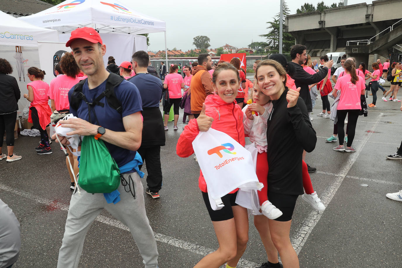 Una enorme marea rosa compuesta por unas 4.500 personas ha inundado este domingo Gijón. La Carrera de la Mujer, organizada por Central Lechera Asturiana, ha regresado a la ciudad en una jornada festiva, reivindicativa y solidaria. Las corredoras han completado los 5 kilómetros con salida en la Avenida Albert Einstein y meta en Las Mestas, y después se han sumado al festival de aeróbic y fitness de una hora. Justo antes de la salida se ha homenajeado a la alpinista local Rosa Fernández por ser un gran ejemplo para todas las deportistas asturianas. La vencedora ha sido Irene Rivero Miras, del AD Gijón Atletismo, que ha completado la prueba en 21'06. Algunas han ido corriendo y otras caminando, pero todas tenían algo en común: las luchas sociales. 