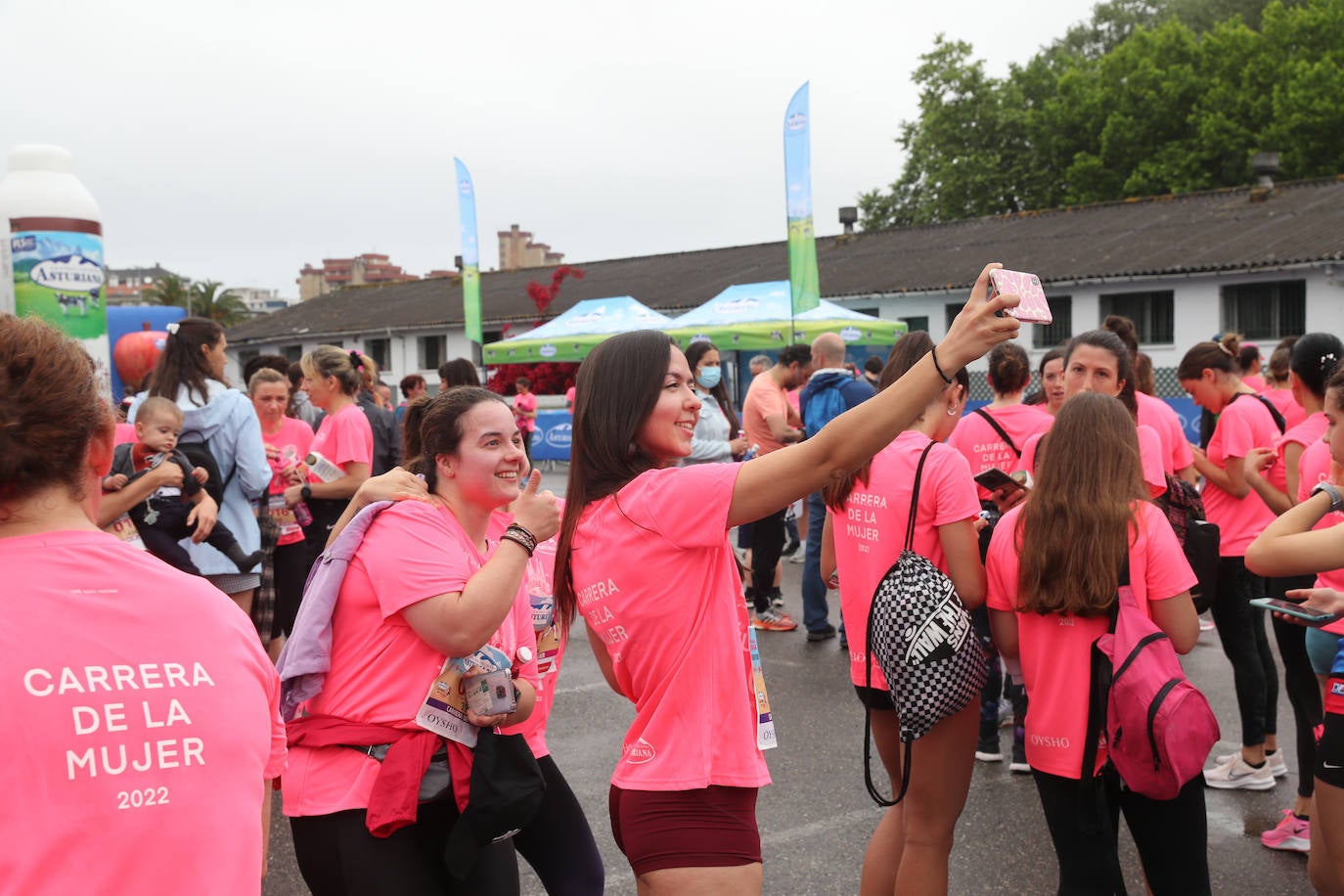 Una enorme marea rosa compuesta por unas 4.500 personas ha inundado este domingo Gijón. La Carrera de la Mujer, organizada por Central Lechera Asturiana, ha regresado a la ciudad en una jornada festiva, reivindicativa y solidaria. Las corredoras han completado los 5 kilómetros con salida en la Avenida Albert Einstein y meta en Las Mestas, y después se han sumado al festival de aeróbic y fitness de una hora. Justo antes de la salida se ha homenajeado a la alpinista local Rosa Fernández por ser un gran ejemplo para todas las deportistas asturianas. La vencedora ha sido Irene Rivero Miras, del AD Gijón Atletismo, que ha completado la prueba en 21'06. Algunas han ido corriendo y otras caminando, pero todas tenían algo en común: las luchas sociales. 