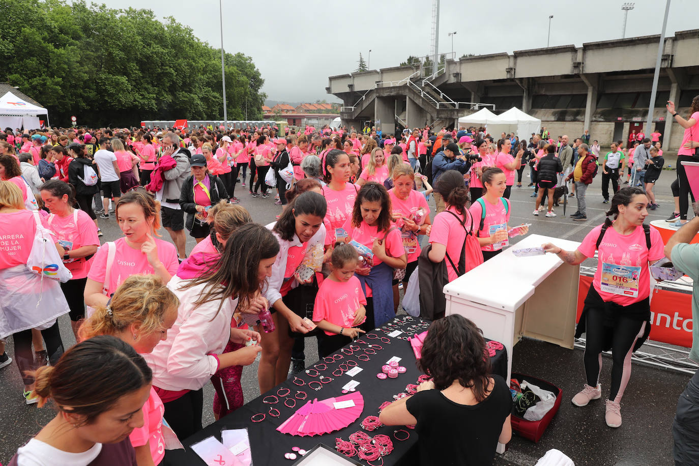 Una enorme marea rosa compuesta por unas 4.500 personas ha inundado este domingo Gijón. La Carrera de la Mujer, organizada por Central Lechera Asturiana, ha regresado a la ciudad en una jornada festiva, reivindicativa y solidaria. Las corredoras han completado los 5 kilómetros con salida en la Avenida Albert Einstein y meta en Las Mestas, y después se han sumado al festival de aeróbic y fitness de una hora. Justo antes de la salida se ha homenajeado a la alpinista local Rosa Fernández por ser un gran ejemplo para todas las deportistas asturianas. La vencedora ha sido Irene Rivero Miras, del AD Gijón Atletismo, que ha completado la prueba en 21'06. Algunas han ido corriendo y otras caminando, pero todas tenían algo en común: las luchas sociales. 