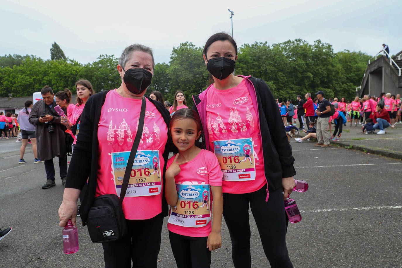 Una enorme marea rosa compuesta por unas 4.500 personas ha inundado este domingo Gijón. La Carrera de la Mujer, organizada por Central Lechera Asturiana, ha regresado a la ciudad en una jornada festiva, reivindicativa y solidaria. Las corredoras han completado los 5 kilómetros con salida en la Avenida Albert Einstein y meta en Las Mestas, y después se han sumado al festival de aeróbic y fitness de una hora. Justo antes de la salida se ha homenajeado a la alpinista local Rosa Fernández por ser un gran ejemplo para todas las deportistas asturianas. La vencedora ha sido Irene Rivero Miras, del AD Gijón Atletismo, que ha completado la prueba en 21'06. Algunas han ido corriendo y otras caminando, pero todas tenían algo en común: las luchas sociales. 