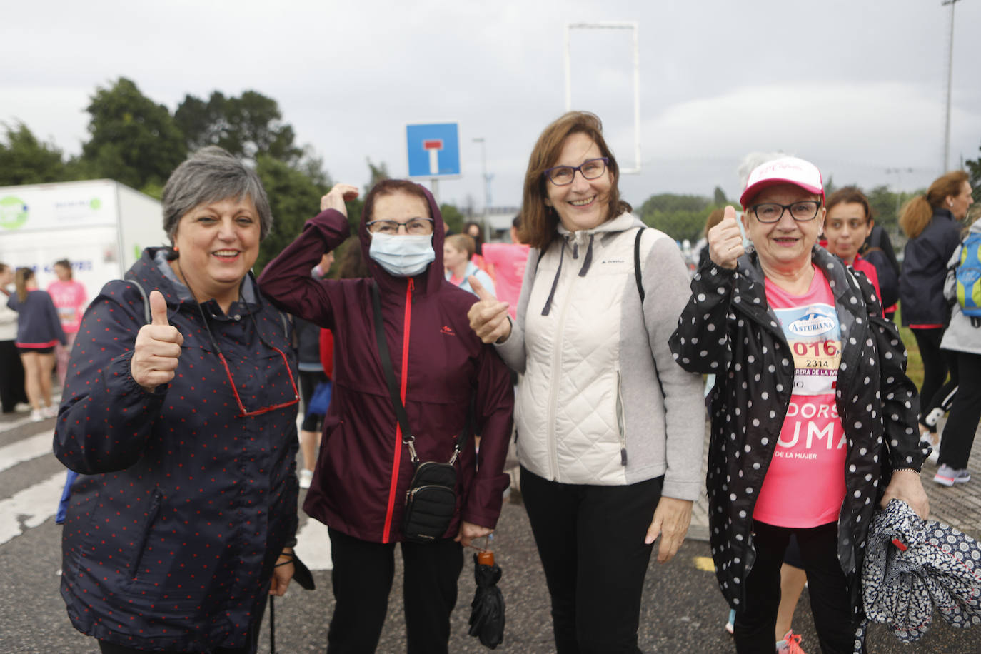 Una enorme marea rosa compuesta por unas 4.500 personas ha inundado este domingo Gijón. La Carrera de la Mujer, organizada por Central Lechera Asturiana, ha regresado a la ciudad en una jornada festiva, reivindicativa y solidaria. Las corredoras han completado los 5 kilómetros con salida en la Avenida Albert Einstein y meta en Las Mestas, y después se han sumado al festival de aeróbic y fitness de una hora. Justo antes de la salida se ha homenajeado a la alpinista local Rosa Fernández por ser un gran ejemplo para todas las deportistas asturianas. La vencedora ha sido Irene Rivero Miras, del AD Gijón Atletismo, que ha completado la prueba en 21'06. Algunas han ido corriendo y otras caminando, pero todas tenían algo en común: las luchas sociales. 