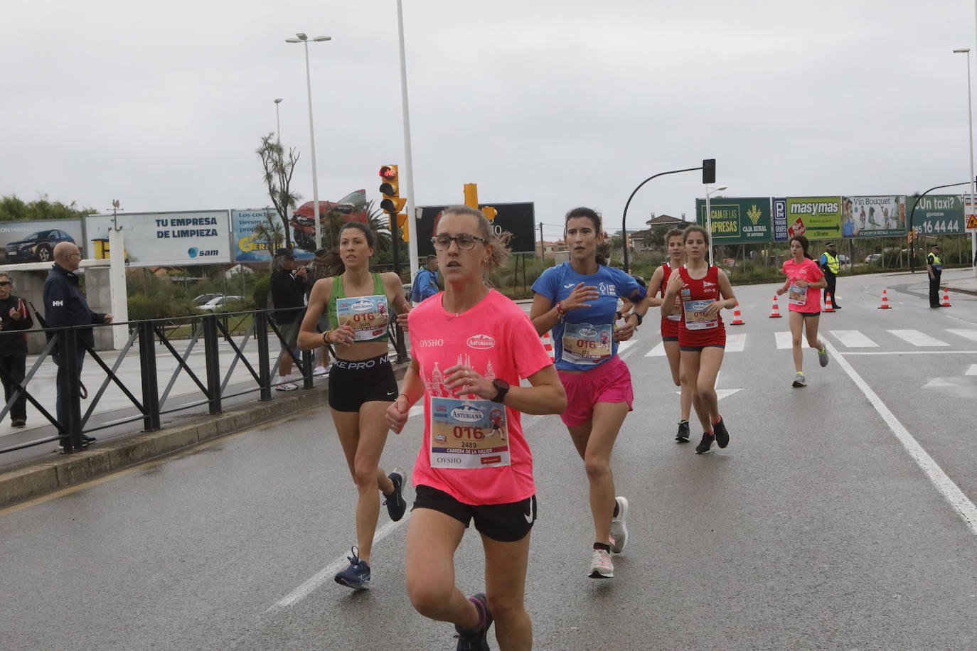 Una enorme marea rosa compuesta por unas 4.500 personas ha inundado este domingo Gijón. La Carrera de la Mujer, organizada por Central Lechera Asturiana, ha regresado a la ciudad en una jornada festiva, reivindicativa y solidaria. Las corredoras han completado los 5 kilómetros con salida en la Avenida Albert Einstein y meta en Las Mestas, y después se han sumado al festival de aeróbic y fitness de una hora. Justo antes de la salida se ha homenajeado a la alpinista local Rosa Fernández por ser un gran ejemplo para todas las deportistas asturianas. La vencedora ha sido Irene Rivero Miras, del AD Gijón Atletismo, que ha completado la prueba en 21'06. Algunas han ido corriendo y otras caminando, pero todas tenían algo en común: las luchas sociales. 