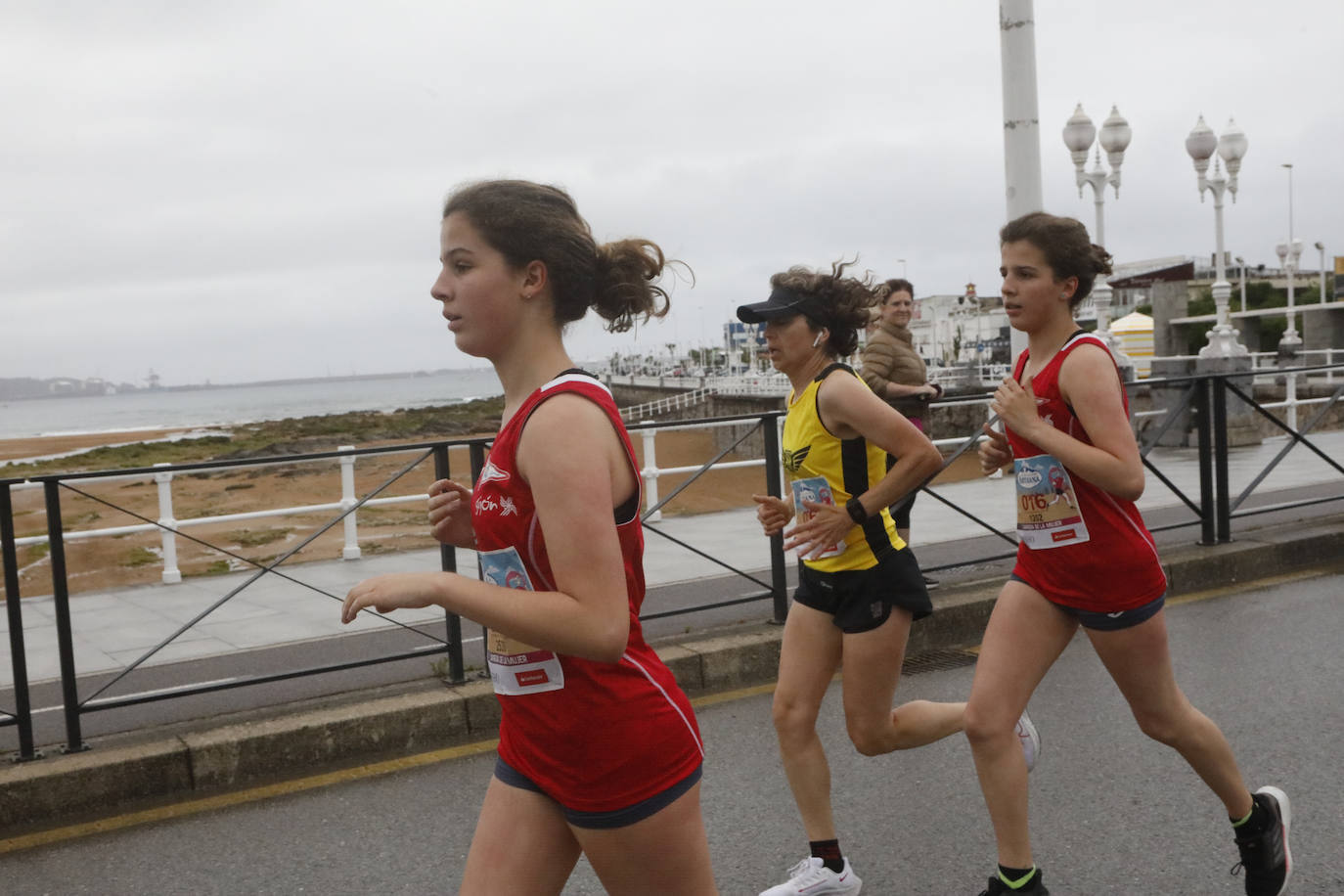 Una enorme marea rosa compuesta por unas 4.500 personas ha inundado este domingo Gijón. La Carrera de la Mujer, organizada por Central Lechera Asturiana, ha regresado a la ciudad en una jornada festiva, reivindicativa y solidaria. Las corredoras han completado los 5 kilómetros con salida en la Avenida Albert Einstein y meta en Las Mestas, y después se han sumado al festival de aeróbic y fitness de una hora. Justo antes de la salida se ha homenajeado a la alpinista local Rosa Fernández por ser un gran ejemplo para todas las deportistas asturianas. La vencedora ha sido Irene Rivero Miras, del AD Gijón Atletismo, que ha completado la prueba en 21'06. Algunas han ido corriendo y otras caminando, pero todas tenían algo en común: las luchas sociales. 