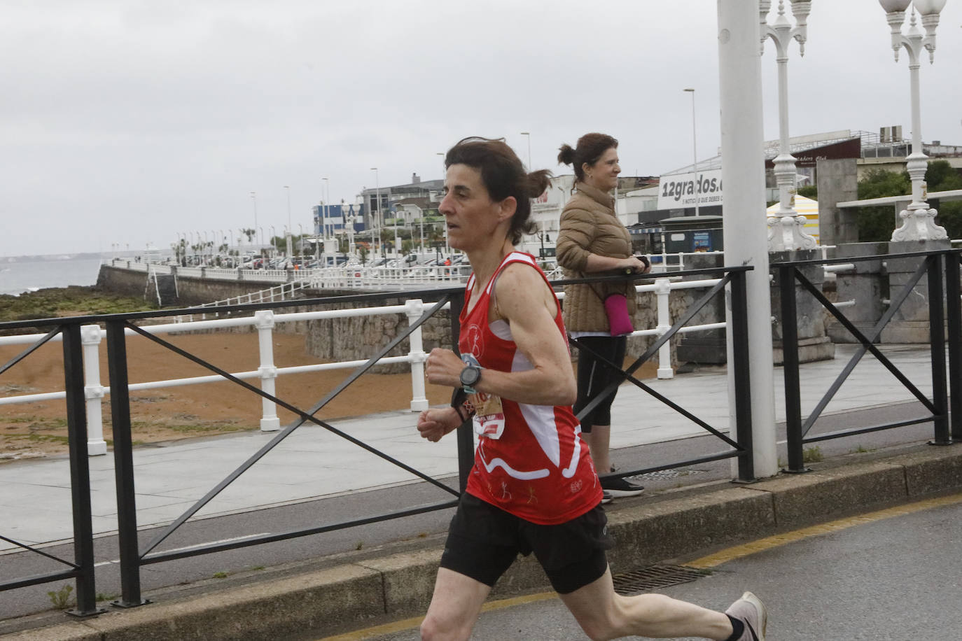 Una enorme marea rosa compuesta por unas 4.500 personas ha inundado este domingo Gijón. La Carrera de la Mujer, organizada por Central Lechera Asturiana, ha regresado a la ciudad en una jornada festiva, reivindicativa y solidaria. Las corredoras han completado los 5 kilómetros con salida en la Avenida Albert Einstein y meta en Las Mestas, y después se han sumado al festival de aeróbic y fitness de una hora. Justo antes de la salida se ha homenajeado a la alpinista local Rosa Fernández por ser un gran ejemplo para todas las deportistas asturianas. La vencedora ha sido Irene Rivero Miras, del AD Gijón Atletismo, que ha completado la prueba en 21'06. Algunas han ido corriendo y otras caminando, pero todas tenían algo en común: las luchas sociales. 