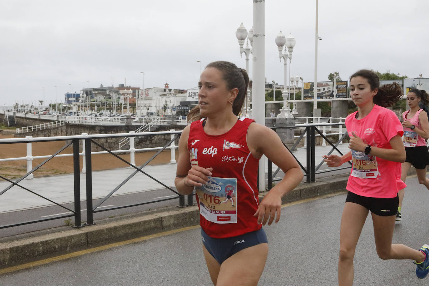 Una enorme marea rosa compuesta por unas 4.500 personas ha inundado este domingo Gijón. La Carrera de la Mujer, organizada por Central Lechera Asturiana, ha regresado a la ciudad en una jornada festiva, reivindicativa y solidaria. Las corredoras han completado los 5 kilómetros con salida en la Avenida Albert Einstein y meta en Las Mestas, y después se han sumado al festival de aeróbic y fitness de una hora. Justo antes de la salida se ha homenajeado a la alpinista local Rosa Fernández por ser un gran ejemplo para todas las deportistas asturianas. La vencedora ha sido Irene Rivero Miras, del AD Gijón Atletismo, que ha completado la prueba en 21'06. Algunas han ido corriendo y otras caminando, pero todas tenían algo en común: las luchas sociales. 