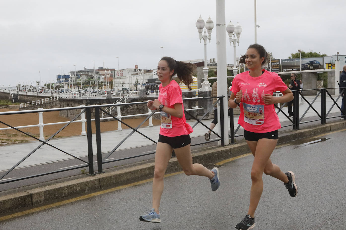 Una enorme marea rosa compuesta por unas 4.500 personas ha inundado este domingo Gijón. La Carrera de la Mujer, organizada por Central Lechera Asturiana, ha regresado a la ciudad en una jornada festiva, reivindicativa y solidaria. Las corredoras han completado los 5 kilómetros con salida en la Avenida Albert Einstein y meta en Las Mestas, y después se han sumado al festival de aeróbic y fitness de una hora. Justo antes de la salida se ha homenajeado a la alpinista local Rosa Fernández por ser un gran ejemplo para todas las deportistas asturianas. La vencedora ha sido Irene Rivero Miras, del AD Gijón Atletismo, que ha completado la prueba en 21'06. Algunas han ido corriendo y otras caminando, pero todas tenían algo en común: las luchas sociales. 