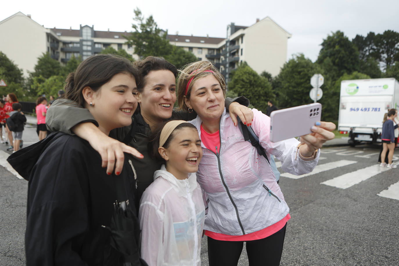 Una enorme marea rosa compuesta por unas 4.500 personas ha inundado este domingo Gijón. La Carrera de la Mujer, organizada por Central Lechera Asturiana, ha regresado a la ciudad en una jornada festiva, reivindicativa y solidaria. Las corredoras han completado los 5 kilómetros con salida en la Avenida Albert Einstein y meta en Las Mestas, y después se han sumado al festival de aeróbic y fitness de una hora. Justo antes de la salida se ha homenajeado a la alpinista local Rosa Fernández por ser un gran ejemplo para todas las deportistas asturianas. La vencedora ha sido Irene Rivero Miras, del AD Gijón Atletismo, que ha completado la prueba en 21'06. Algunas han ido corriendo y otras caminando, pero todas tenían algo en común: las luchas sociales. 