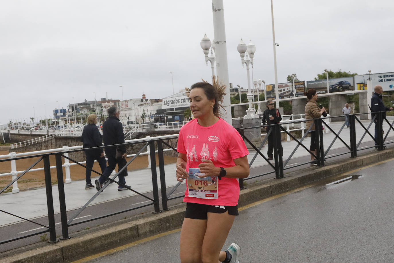 Una enorme marea rosa compuesta por unas 4.500 personas ha inundado este domingo Gijón. La Carrera de la Mujer, organizada por Central Lechera Asturiana, ha regresado a la ciudad en una jornada festiva, reivindicativa y solidaria. Las corredoras han completado los 5 kilómetros con salida en la Avenida Albert Einstein y meta en Las Mestas, y después se han sumado al festival de aeróbic y fitness de una hora. Justo antes de la salida se ha homenajeado a la alpinista local Rosa Fernández por ser un gran ejemplo para todas las deportistas asturianas. La vencedora ha sido Irene Rivero Miras, del AD Gijón Atletismo, que ha completado la prueba en 21'06. Algunas han ido corriendo y otras caminando, pero todas tenían algo en común: las luchas sociales. 