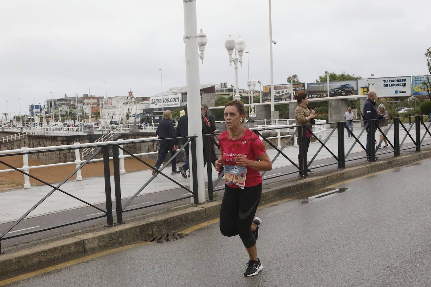 Una enorme marea rosa compuesta por unas 4.500 personas ha inundado este domingo Gijón. La Carrera de la Mujer, organizada por Central Lechera Asturiana, ha regresado a la ciudad en una jornada festiva, reivindicativa y solidaria. Las corredoras han completado los 5 kilómetros con salida en la Avenida Albert Einstein y meta en Las Mestas, y después se han sumado al festival de aeróbic y fitness de una hora. Justo antes de la salida se ha homenajeado a la alpinista local Rosa Fernández por ser un gran ejemplo para todas las deportistas asturianas. La vencedora ha sido Irene Rivero Miras, del AD Gijón Atletismo, que ha completado la prueba en 21'06. Algunas han ido corriendo y otras caminando, pero todas tenían algo en común: las luchas sociales. 