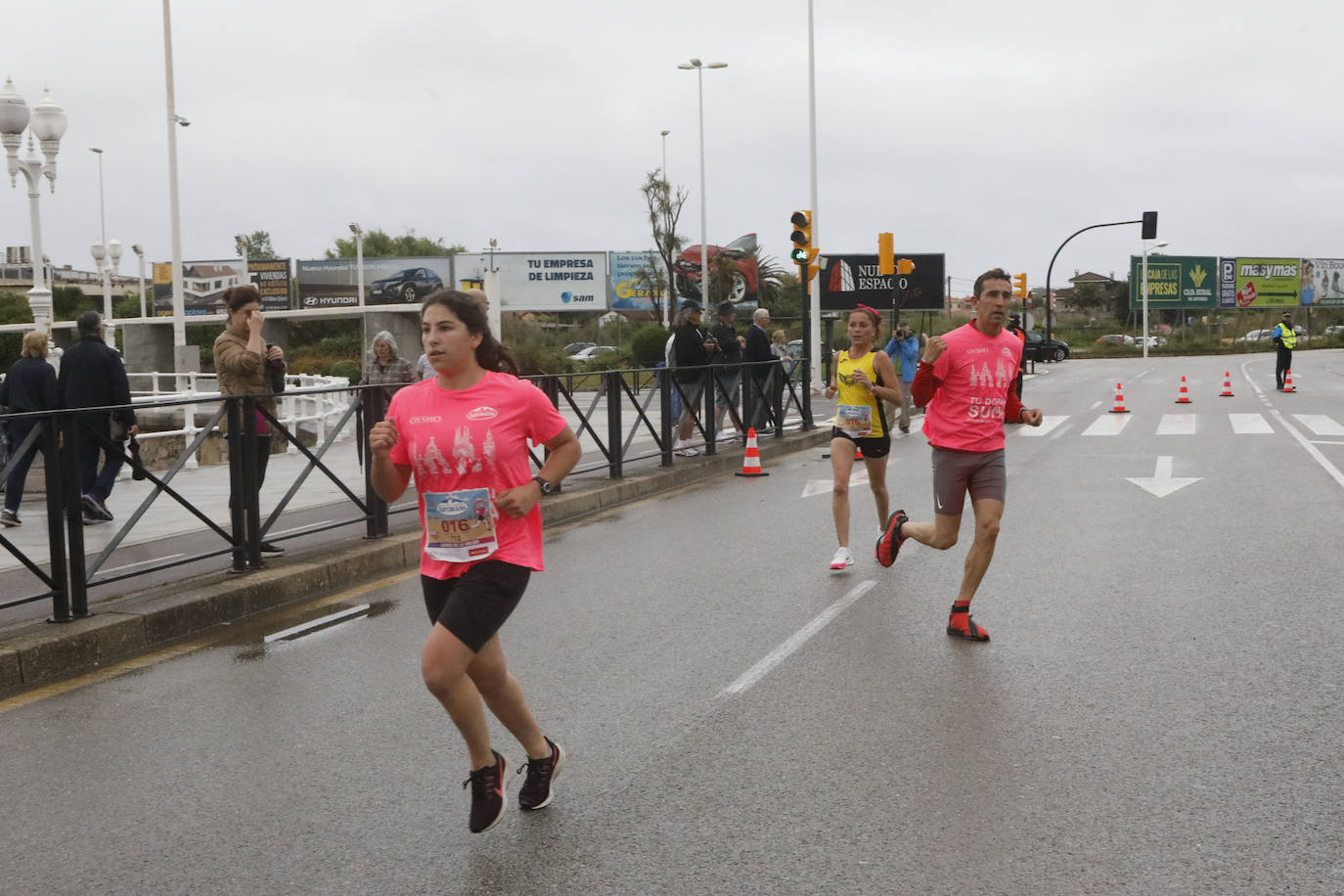 Una enorme marea rosa compuesta por unas 4.500 personas ha inundado este domingo Gijón. La Carrera de la Mujer, organizada por Central Lechera Asturiana, ha regresado a la ciudad en una jornada festiva, reivindicativa y solidaria. Las corredoras han completado los 5 kilómetros con salida en la Avenida Albert Einstein y meta en Las Mestas, y después se han sumado al festival de aeróbic y fitness de una hora. Justo antes de la salida se ha homenajeado a la alpinista local Rosa Fernández por ser un gran ejemplo para todas las deportistas asturianas. La vencedora ha sido Irene Rivero Miras, del AD Gijón Atletismo, que ha completado la prueba en 21'06. Algunas han ido corriendo y otras caminando, pero todas tenían algo en común: las luchas sociales. 