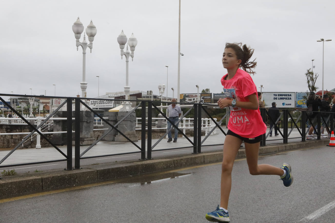 Una enorme marea rosa compuesta por unas 4.500 personas ha inundado este domingo Gijón. La Carrera de la Mujer, organizada por Central Lechera Asturiana, ha regresado a la ciudad en una jornada festiva, reivindicativa y solidaria. Las corredoras han completado los 5 kilómetros con salida en la Avenida Albert Einstein y meta en Las Mestas, y después se han sumado al festival de aeróbic y fitness de una hora. Justo antes de la salida se ha homenajeado a la alpinista local Rosa Fernández por ser un gran ejemplo para todas las deportistas asturianas. La vencedora ha sido Irene Rivero Miras, del AD Gijón Atletismo, que ha completado la prueba en 21'06. Algunas han ido corriendo y otras caminando, pero todas tenían algo en común: las luchas sociales. 