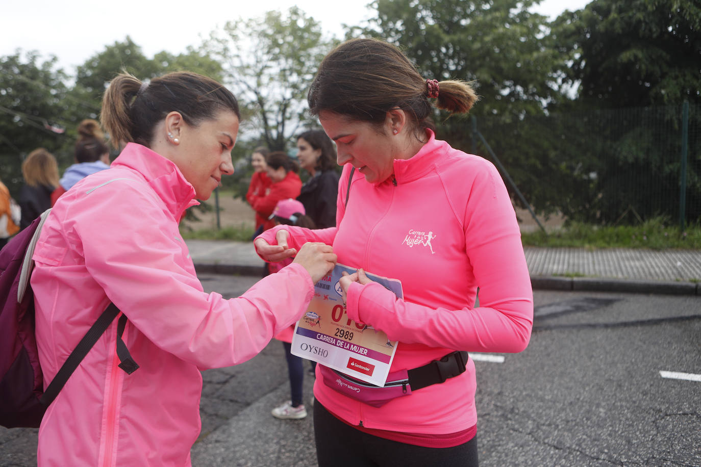 Una enorme marea rosa compuesta por unas 4.500 personas ha inundado este domingo Gijón. La Carrera de la Mujer, organizada por Central Lechera Asturiana, ha regresado a la ciudad en una jornada festiva, reivindicativa y solidaria. Las corredoras han completado los 5 kilómetros con salida en la Avenida Albert Einstein y meta en Las Mestas, y después se han sumado al festival de aeróbic y fitness de una hora. Justo antes de la salida se ha homenajeado a la alpinista local Rosa Fernández por ser un gran ejemplo para todas las deportistas asturianas. La vencedora ha sido Irene Rivero Miras, del AD Gijón Atletismo, que ha completado la prueba en 21'06. Algunas han ido corriendo y otras caminando, pero todas tenían algo en común: las luchas sociales. 