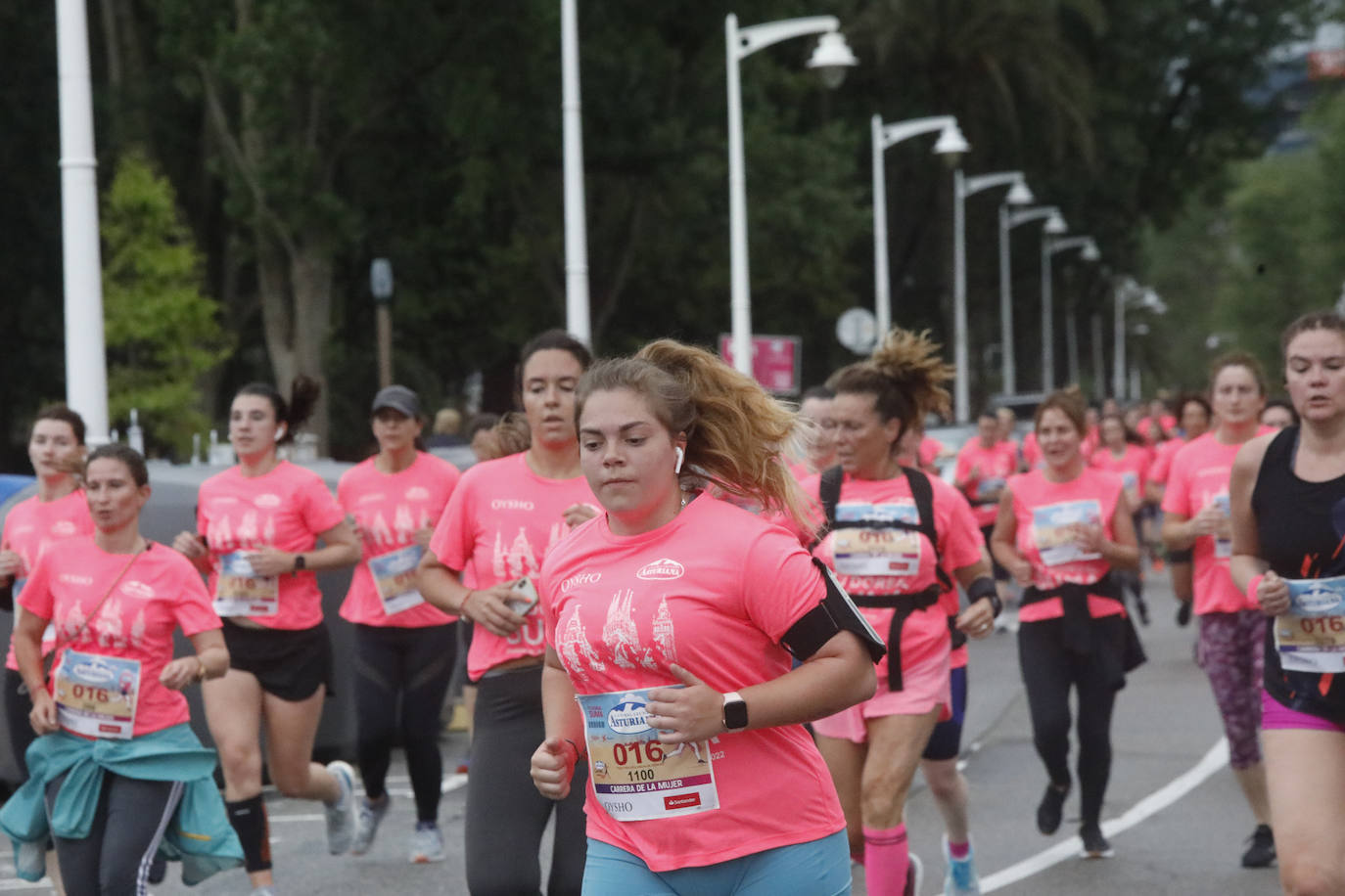 Una enorme marea rosa compuesta por unas 4.500 personas ha inundado este domingo Gijón. La Carrera de la Mujer, organizada por Central Lechera Asturiana, ha regresado a la ciudad en una jornada festiva, reivindicativa y solidaria. Las corredoras han completado los 5 kilómetros con salida en la Avenida Albert Einstein y meta en Las Mestas, y después se han sumado al festival de aeróbic y fitness de una hora. Justo antes de la salida se ha homenajeado a la alpinista local Rosa Fernández por ser un gran ejemplo para todas las deportistas asturianas. La vencedora ha sido Irene Rivero Miras, del AD Gijón Atletismo, que ha completado la prueba en 21'06. Algunas han ido corriendo y otras caminando, pero todas tenían algo en común: las luchas sociales. 