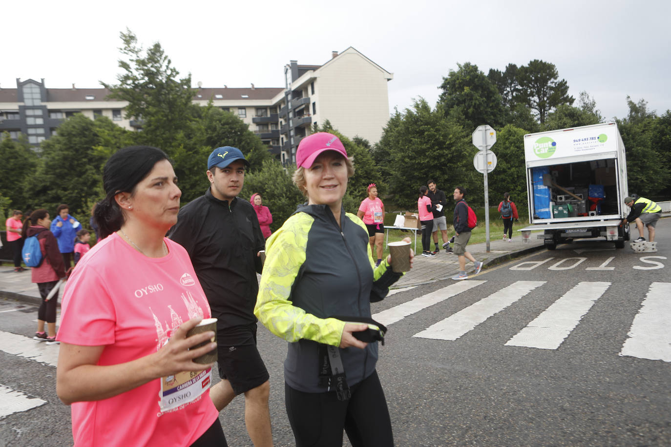 Una enorme marea rosa compuesta por unas 4.500 personas ha inundado este domingo Gijón. La Carrera de la Mujer, organizada por Central Lechera Asturiana, ha regresado a la ciudad en una jornada festiva, reivindicativa y solidaria. Las corredoras han completado los 5 kilómetros con salida en la Avenida Albert Einstein y meta en Las Mestas, y después se han sumado al festival de aeróbic y fitness de una hora. Justo antes de la salida se ha homenajeado a la alpinista local Rosa Fernández por ser un gran ejemplo para todas las deportistas asturianas. La vencedora ha sido Irene Rivero Miras, del AD Gijón Atletismo, que ha completado la prueba en 21'06. Algunas han ido corriendo y otras caminando, pero todas tenían algo en común: las luchas sociales. 