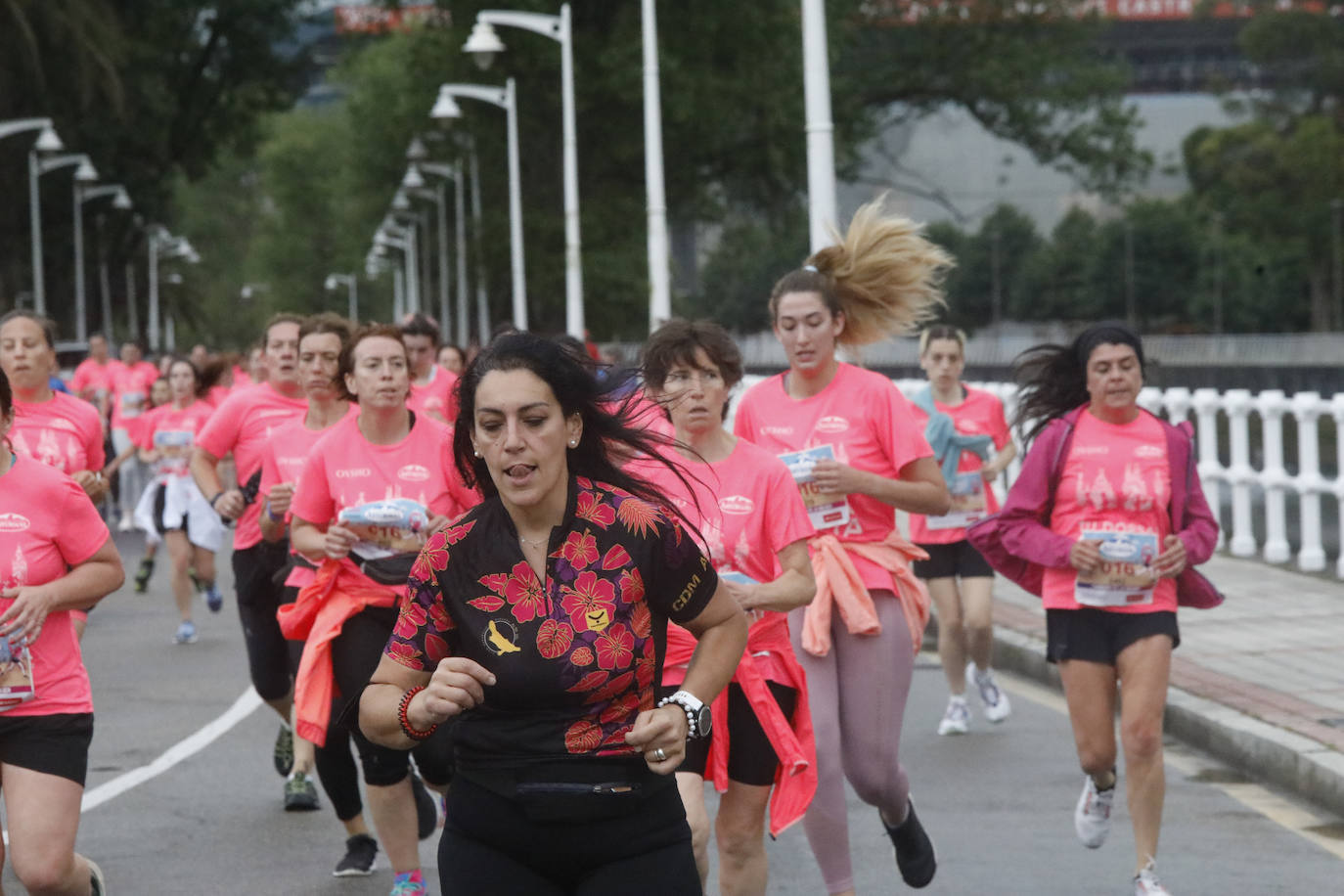 Una enorme marea rosa compuesta por unas 4.500 personas ha inundado este domingo Gijón. La Carrera de la Mujer, organizada por Central Lechera Asturiana, ha regresado a la ciudad en una jornada festiva, reivindicativa y solidaria. Las corredoras han completado los 5 kilómetros con salida en la Avenida Albert Einstein y meta en Las Mestas, y después se han sumado al festival de aeróbic y fitness de una hora. Justo antes de la salida se ha homenajeado a la alpinista local Rosa Fernández por ser un gran ejemplo para todas las deportistas asturianas. La vencedora ha sido Irene Rivero Miras, del AD Gijón Atletismo, que ha completado la prueba en 21'06. Algunas han ido corriendo y otras caminando, pero todas tenían algo en común: las luchas sociales. 