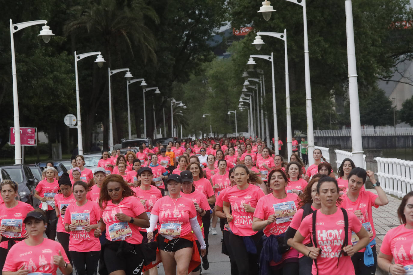 Una enorme marea rosa compuesta por unas 4.500 personas ha inundado este domingo Gijón. La Carrera de la Mujer, organizada por Central Lechera Asturiana, ha regresado a la ciudad en una jornada festiva, reivindicativa y solidaria. Las corredoras han completado los 5 kilómetros con salida en la Avenida Albert Einstein y meta en Las Mestas, y después se han sumado al festival de aeróbic y fitness de una hora. Justo antes de la salida se ha homenajeado a la alpinista local Rosa Fernández por ser un gran ejemplo para todas las deportistas asturianas. La vencedora ha sido Irene Rivero Miras, del AD Gijón Atletismo, que ha completado la prueba en 21'06. Algunas han ido corriendo y otras caminando, pero todas tenían algo en común: las luchas sociales. 