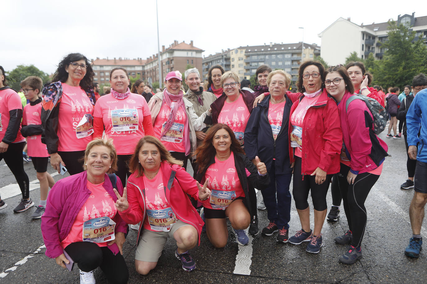 Una enorme marea rosa compuesta por unas 4.500 personas ha inundado este domingo Gijón. La Carrera de la Mujer, organizada por Central Lechera Asturiana, ha regresado a la ciudad en una jornada festiva, reivindicativa y solidaria. Las corredoras han completado los 5 kilómetros con salida en la Avenida Albert Einstein y meta en Las Mestas, y después se han sumado al festival de aeróbic y fitness de una hora. Justo antes de la salida se ha homenajeado a la alpinista local Rosa Fernández por ser un gran ejemplo para todas las deportistas asturianas. La vencedora ha sido Irene Rivero Miras, del AD Gijón Atletismo, que ha completado la prueba en 21'06. Algunas han ido corriendo y otras caminando, pero todas tenían algo en común: las luchas sociales. 