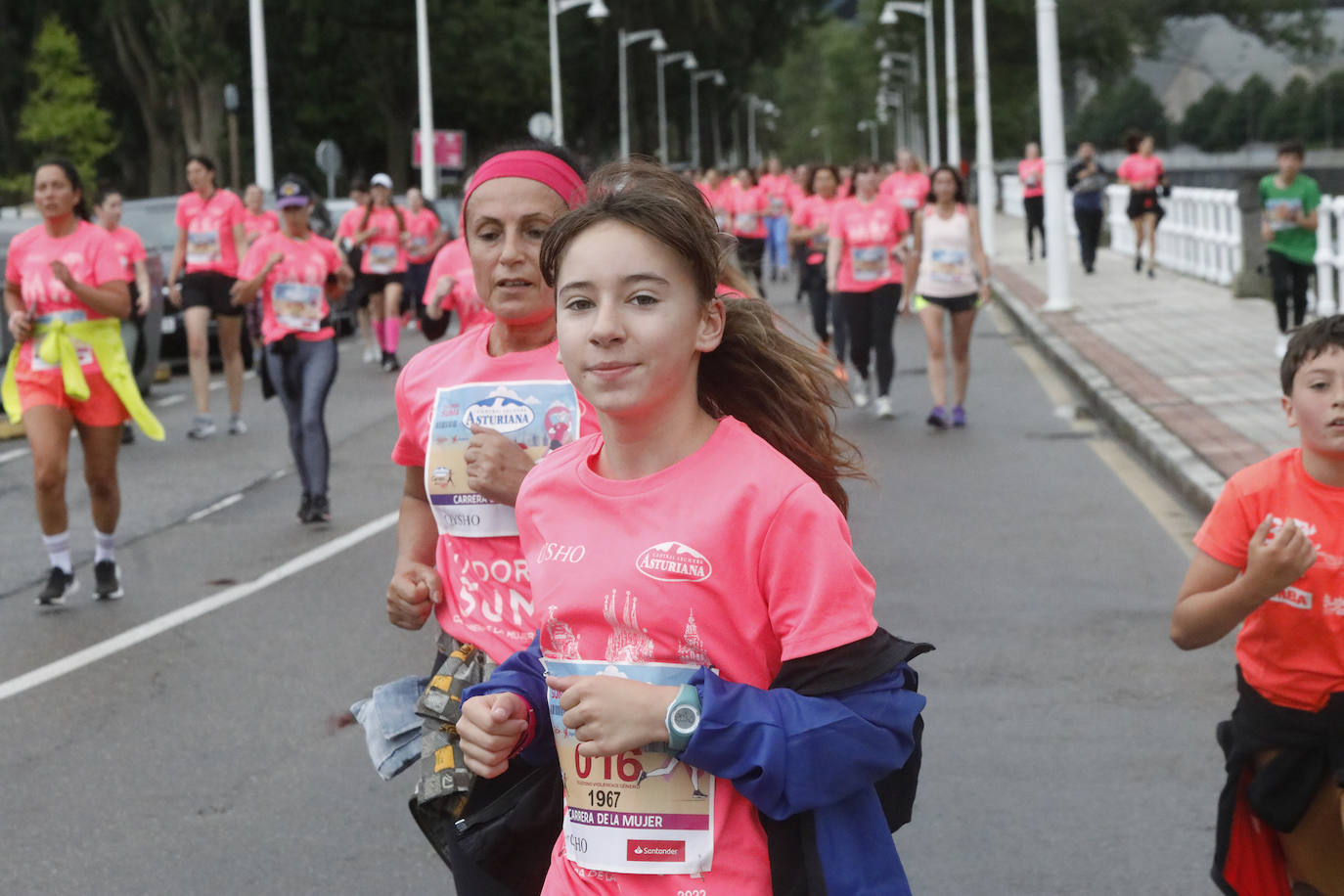 Una enorme marea rosa compuesta por unas 4.500 personas ha inundado este domingo Gijón. La Carrera de la Mujer, organizada por Central Lechera Asturiana, ha regresado a la ciudad en una jornada festiva, reivindicativa y solidaria. Las corredoras han completado los 5 kilómetros con salida en la Avenida Albert Einstein y meta en Las Mestas, y después se han sumado al festival de aeróbic y fitness de una hora. Justo antes de la salida se ha homenajeado a la alpinista local Rosa Fernández por ser un gran ejemplo para todas las deportistas asturianas. La vencedora ha sido Irene Rivero Miras, del AD Gijón Atletismo, que ha completado la prueba en 21'06. Algunas han ido corriendo y otras caminando, pero todas tenían algo en común: las luchas sociales. 