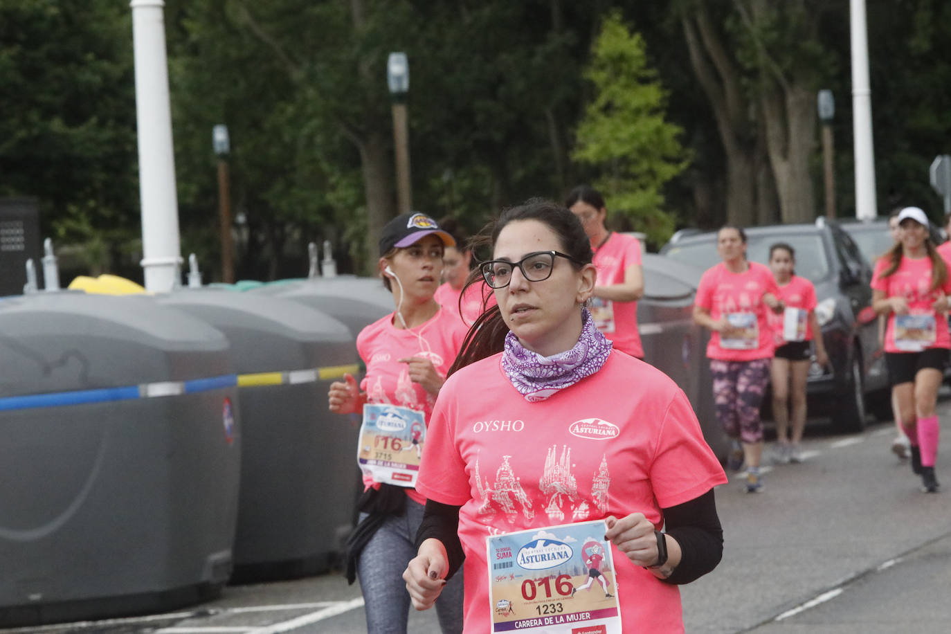 Una enorme marea rosa compuesta por unas 4.500 personas ha inundado este domingo Gijón. La Carrera de la Mujer, organizada por Central Lechera Asturiana, ha regresado a la ciudad en una jornada festiva, reivindicativa y solidaria. Las corredoras han completado los 5 kilómetros con salida en la Avenida Albert Einstein y meta en Las Mestas, y después se han sumado al festival de aeróbic y fitness de una hora. Justo antes de la salida se ha homenajeado a la alpinista local Rosa Fernández por ser un gran ejemplo para todas las deportistas asturianas. La vencedora ha sido Irene Rivero Miras, del AD Gijón Atletismo, que ha completado la prueba en 21'06. Algunas han ido corriendo y otras caminando, pero todas tenían algo en común: las luchas sociales. 