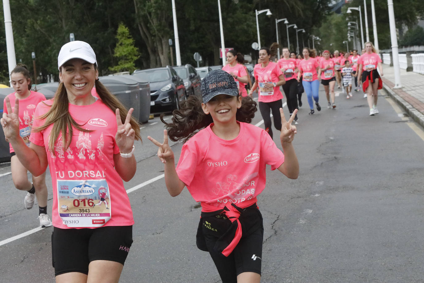 Una enorme marea rosa compuesta por unas 4.500 personas ha inundado este domingo Gijón. La Carrera de la Mujer, organizada por Central Lechera Asturiana, ha regresado a la ciudad en una jornada festiva, reivindicativa y solidaria. Las corredoras han completado los 5 kilómetros con salida en la Avenida Albert Einstein y meta en Las Mestas, y después se han sumado al festival de aeróbic y fitness de una hora. Justo antes de la salida se ha homenajeado a la alpinista local Rosa Fernández por ser un gran ejemplo para todas las deportistas asturianas. La vencedora ha sido Irene Rivero Miras, del AD Gijón Atletismo, que ha completado la prueba en 21'06. Algunas han ido corriendo y otras caminando, pero todas tenían algo en común: las luchas sociales. 