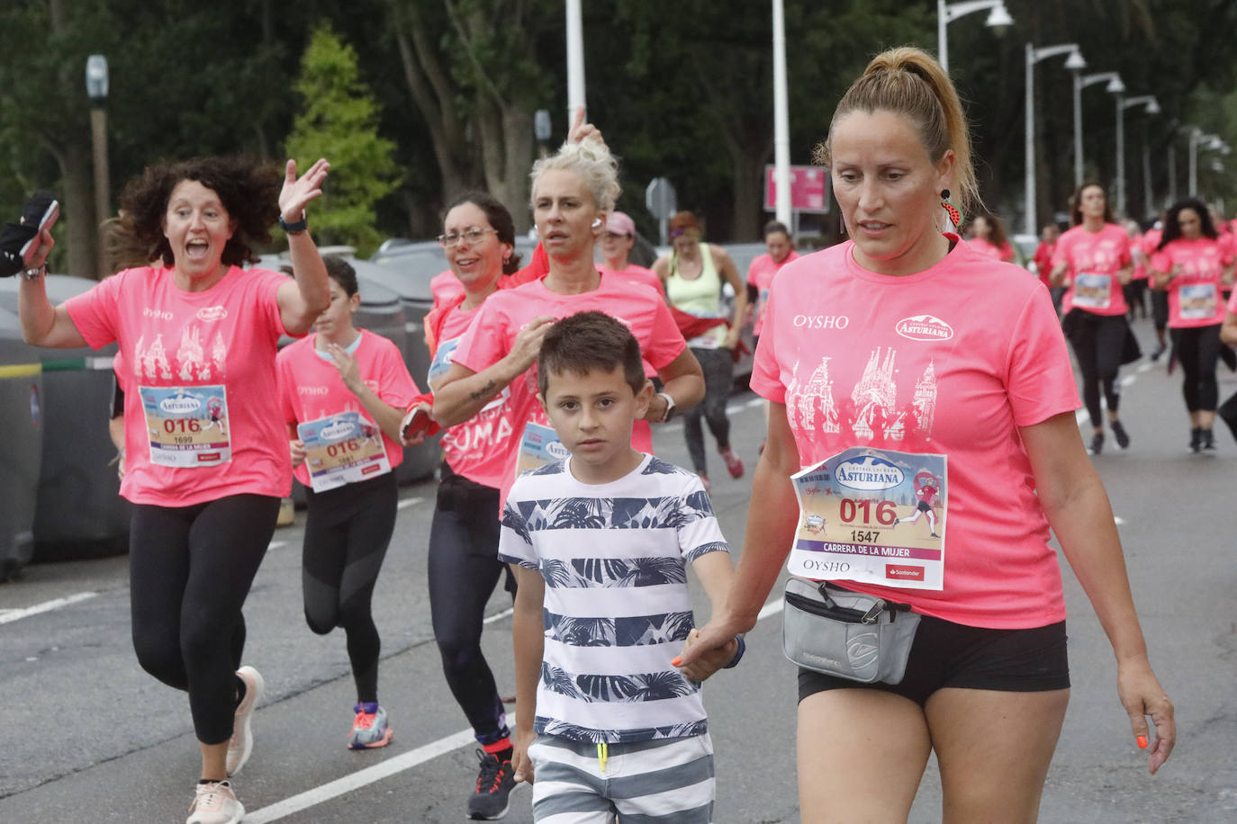 Una enorme marea rosa compuesta por unas 4.500 personas ha inundado este domingo Gijón. La Carrera de la Mujer, organizada por Central Lechera Asturiana, ha regresado a la ciudad en una jornada festiva, reivindicativa y solidaria. Las corredoras han completado los 5 kilómetros con salida en la Avenida Albert Einstein y meta en Las Mestas, y después se han sumado al festival de aeróbic y fitness de una hora. Justo antes de la salida se ha homenajeado a la alpinista local Rosa Fernández por ser un gran ejemplo para todas las deportistas asturianas. La vencedora ha sido Irene Rivero Miras, del AD Gijón Atletismo, que ha completado la prueba en 21'06. Algunas han ido corriendo y otras caminando, pero todas tenían algo en común: las luchas sociales. 