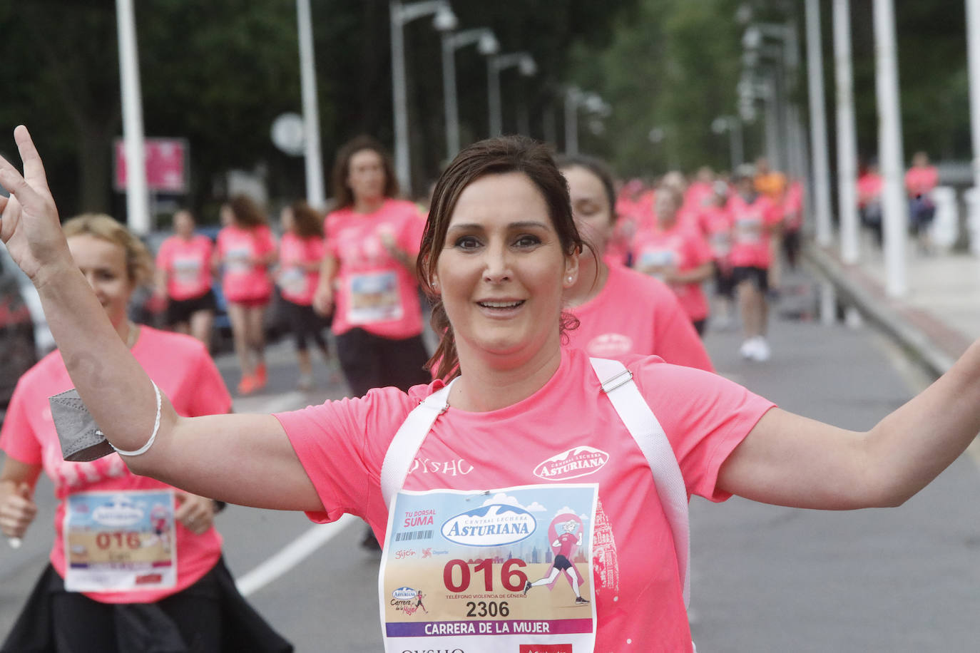 Una enorme marea rosa compuesta por unas 4.500 personas ha inundado este domingo Gijón. La Carrera de la Mujer, organizada por Central Lechera Asturiana, ha regresado a la ciudad en una jornada festiva, reivindicativa y solidaria. Las corredoras han completado los 5 kilómetros con salida en la Avenida Albert Einstein y meta en Las Mestas, y después se han sumado al festival de aeróbic y fitness de una hora. Justo antes de la salida se ha homenajeado a la alpinista local Rosa Fernández por ser un gran ejemplo para todas las deportistas asturianas. La vencedora ha sido Irene Rivero Miras, del AD Gijón Atletismo, que ha completado la prueba en 21'06. Algunas han ido corriendo y otras caminando, pero todas tenían algo en común: las luchas sociales. 