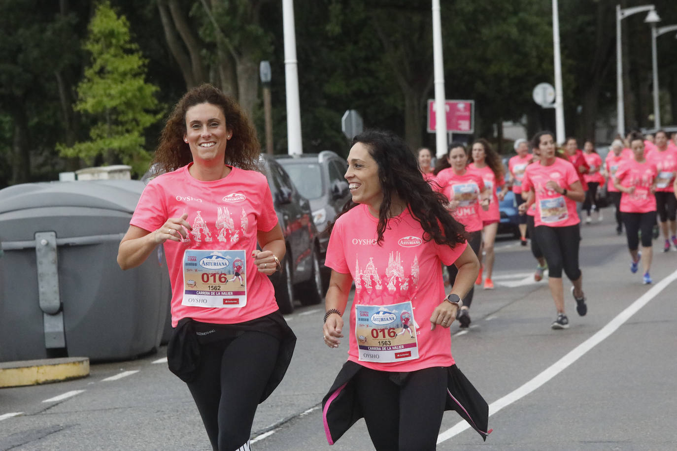 Una enorme marea rosa compuesta por unas 4.500 personas ha inundado este domingo Gijón. La Carrera de la Mujer, organizada por Central Lechera Asturiana, ha regresado a la ciudad en una jornada festiva, reivindicativa y solidaria. Las corredoras han completado los 5 kilómetros con salida en la Avenida Albert Einstein y meta en Las Mestas, y después se han sumado al festival de aeróbic y fitness de una hora. Justo antes de la salida se ha homenajeado a la alpinista local Rosa Fernández por ser un gran ejemplo para todas las deportistas asturianas. La vencedora ha sido Irene Rivero Miras, del AD Gijón Atletismo, que ha completado la prueba en 21'06. Algunas han ido corriendo y otras caminando, pero todas tenían algo en común: las luchas sociales. 