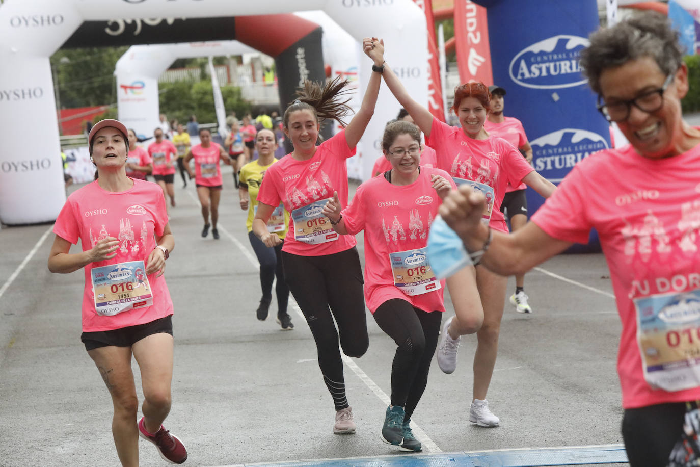 Una enorme marea rosa compuesta por unas 4.500 personas ha inundado este domingo Gijón. La Carrera de la Mujer, organizada por Central Lechera Asturiana, ha regresado a la ciudad en una jornada festiva, reivindicativa y solidaria. Las corredoras han completado los 5 kilómetros con salida en la Avenida Albert Einstein y meta en Las Mestas, y después se han sumado al festival de aeróbic y fitness de una hora. Justo antes de la salida se ha homenajeado a la alpinista local Rosa Fernández por ser un gran ejemplo para todas las deportistas asturianas. La vencedora ha sido Irene Rivero Miras, del AD Gijón Atletismo, que ha completado la prueba en 21'06. Algunas han ido corriendo y otras caminando, pero todas tenían algo en común: las luchas sociales. 