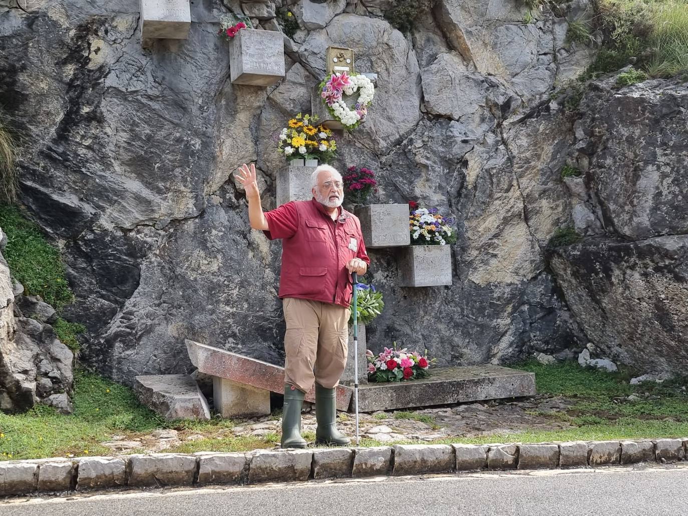 Se cumplen 35 años del accidente de helicóptero más grave de nuestra región que se llevó la vida de siete personas y cuatro perros durante el operativo de búsqueda de Germán Quintana, desaparecido durante una excursión escolar. La Unidad Canina de Rescate del Principado de Asturias (UCRPA) conmemora un año más el trágico accidente junto allago Enol. 