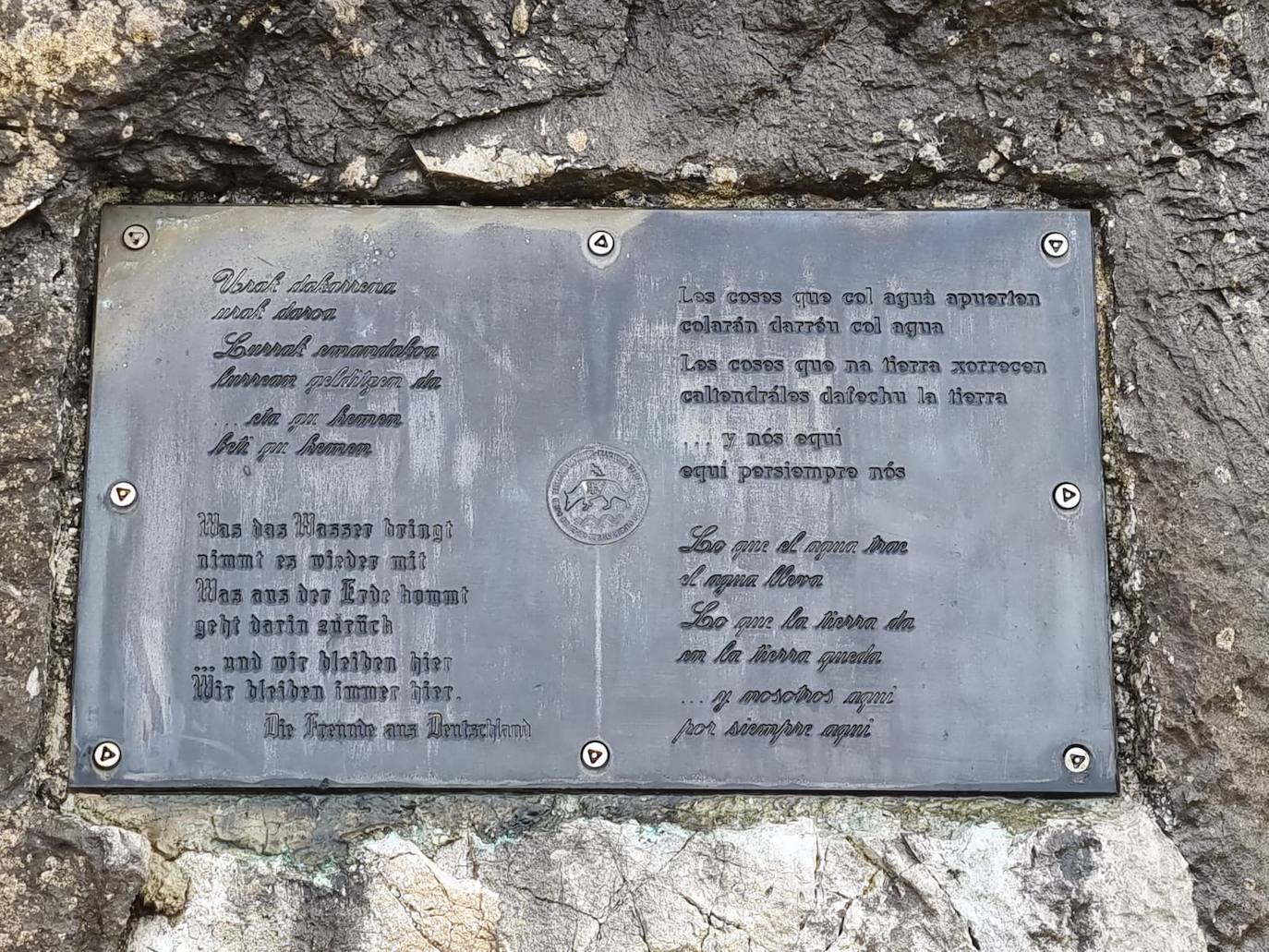 Se cumplen 35 años del accidente de helicóptero más grave de nuestra región que se llevó la vida de siete personas y cuatro perros durante el operativo de búsqueda de Germán Quintana, desaparecido durante una excursión escolar. La Unidad Canina de Rescate del Principado de Asturias (UCRPA) conmemora un año más el trágico accidente junto allago Enol. 